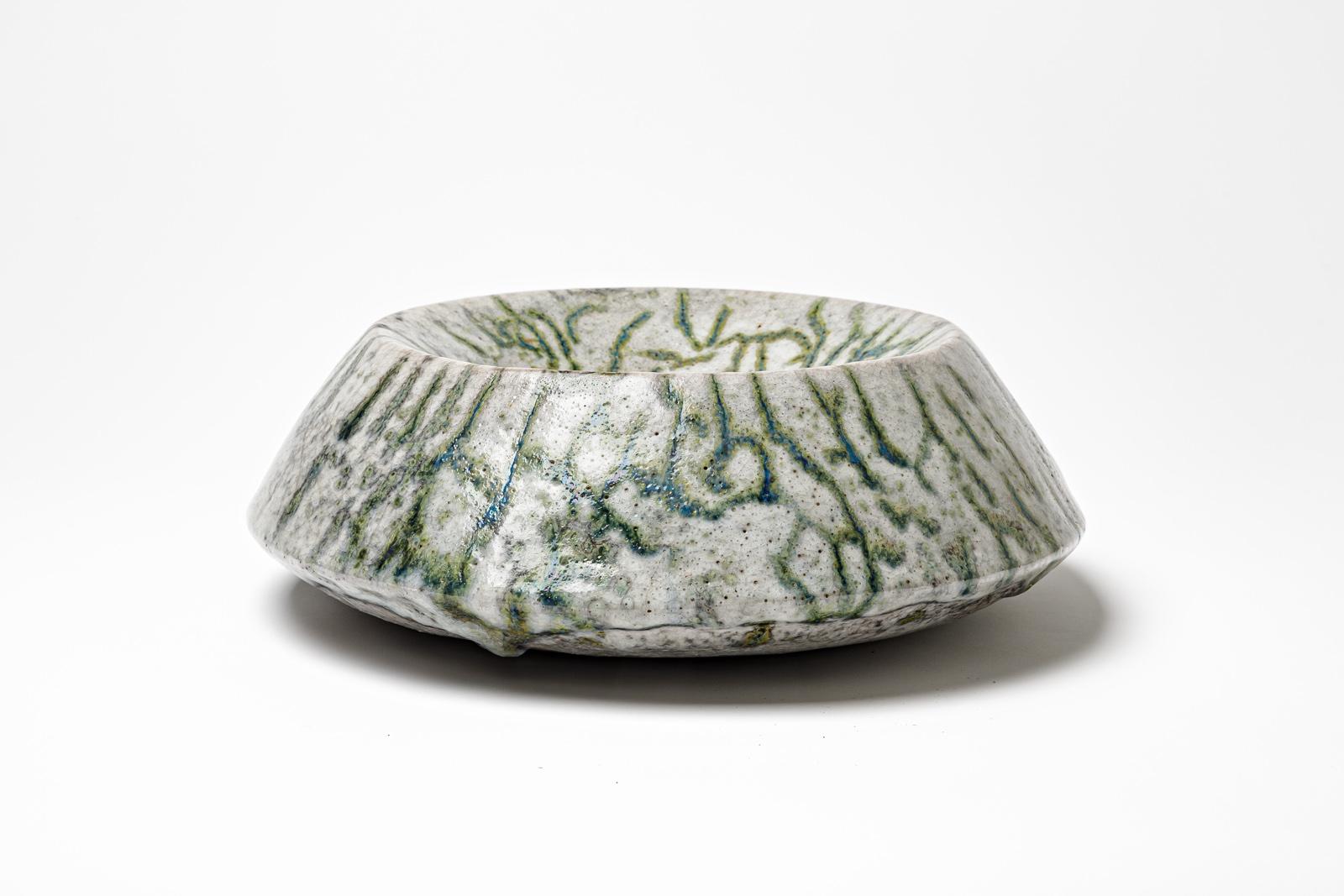Coupe en céramique émaillée verte et blanche de Gisèle Buthod Garçon. 
Raku a tiré. Monogramme de l'artiste sous la base. Vers 1980-1990. 
H : 4.7' x 12.6' pouces.