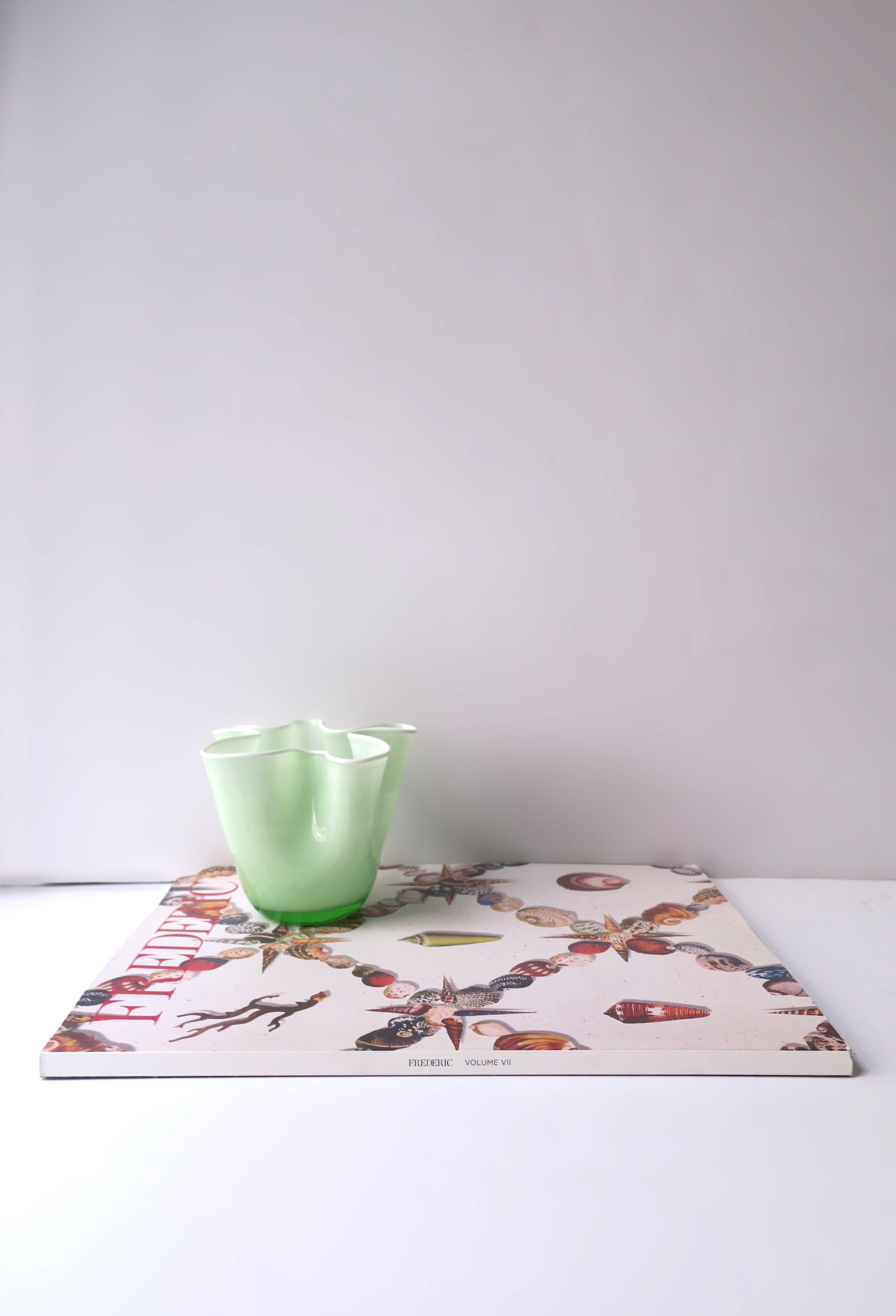 Moderno Vaso in vetro artistico con fazzoletto verde e bianco in vendita