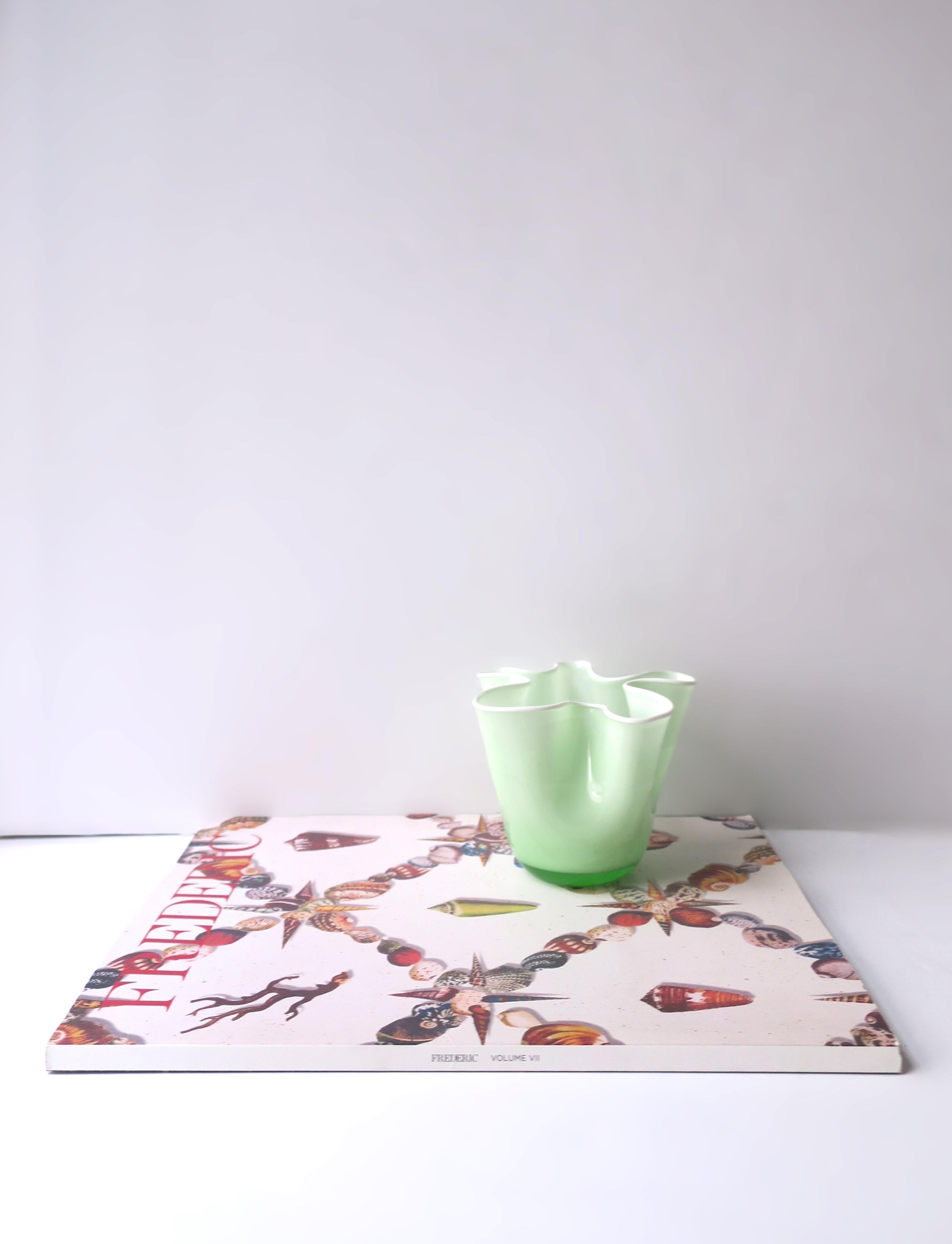 Fatto a mano Vaso in vetro artistico con fazzoletto verde e bianco in vendita