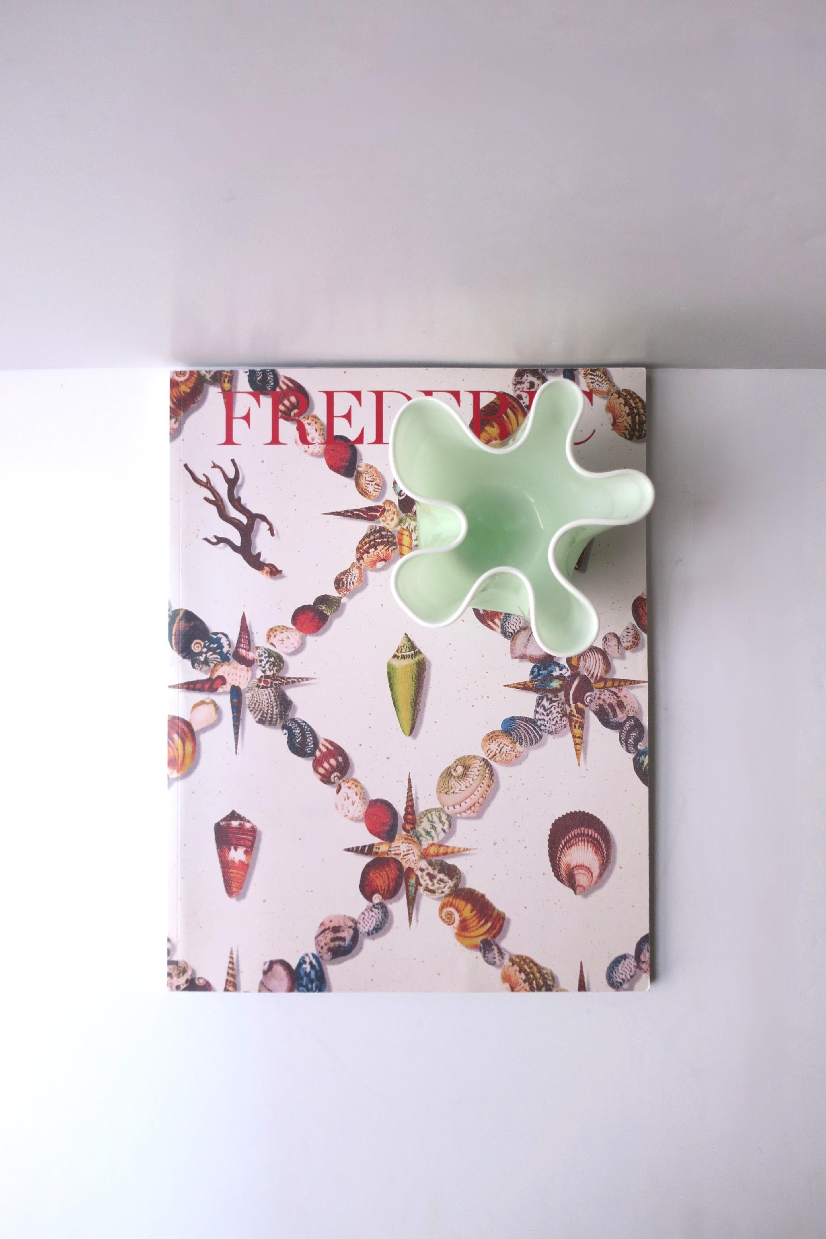 Vaso in vetro artistico con fazzoletto verde e bianco In condizioni ottime in vendita a New York, NY