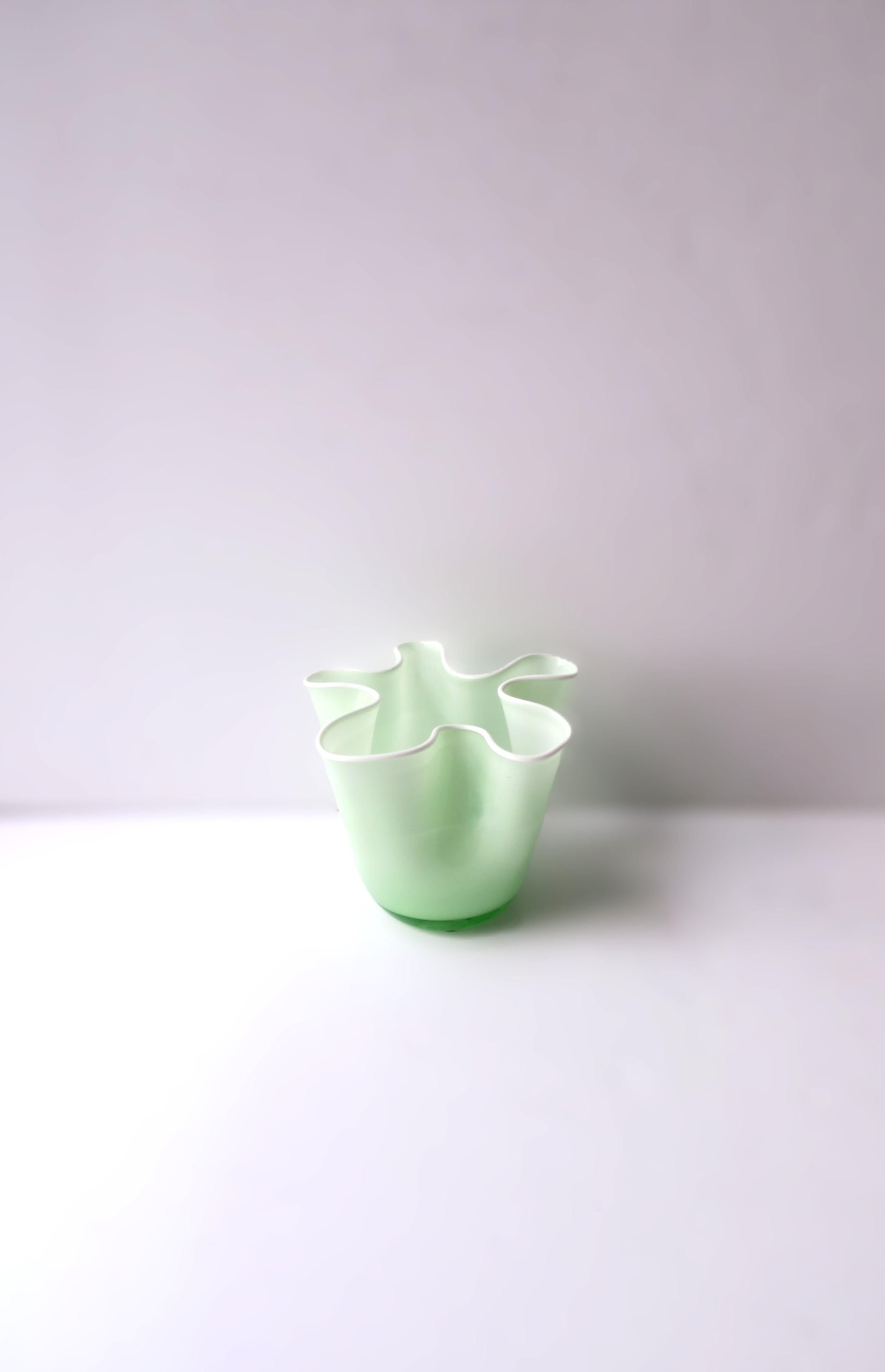 XXI secolo e contemporaneo Vaso in vetro artistico con fazzoletto verde e bianco in vendita
