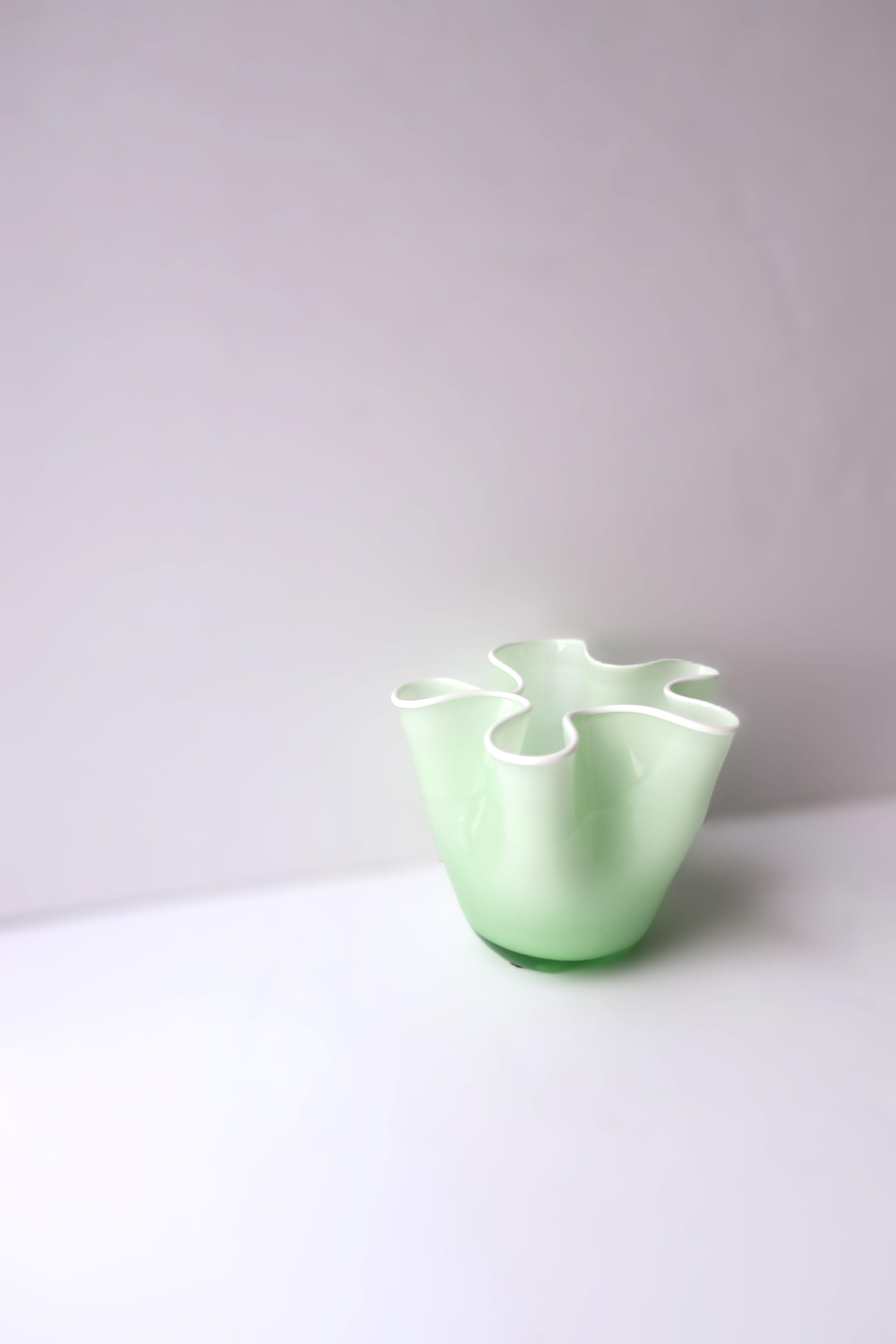 Vetro artistico Vaso in vetro artistico con fazzoletto verde e bianco in vendita