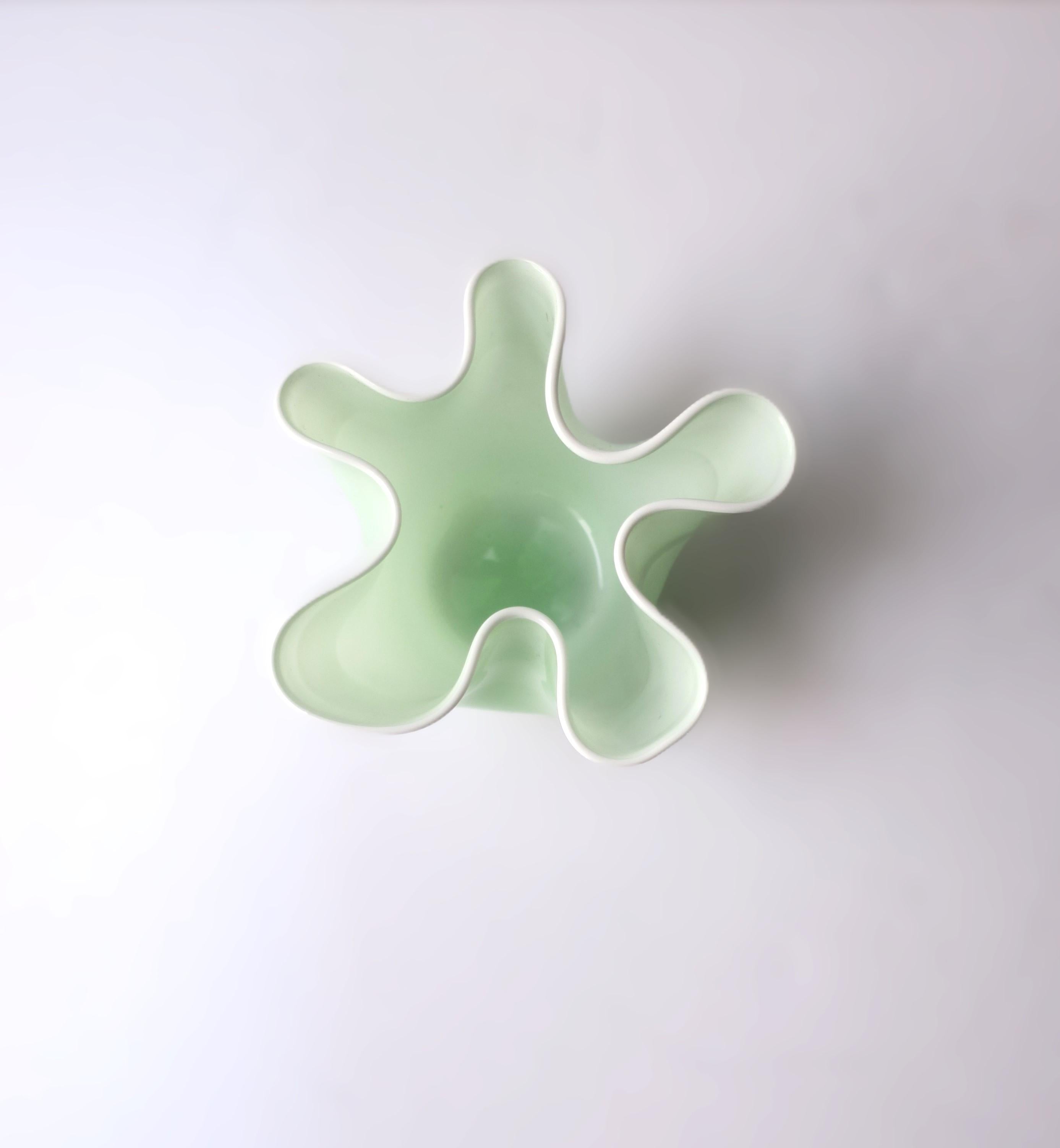 Vaso in vetro artistico con fazzoletto verde e bianco in vendita 1