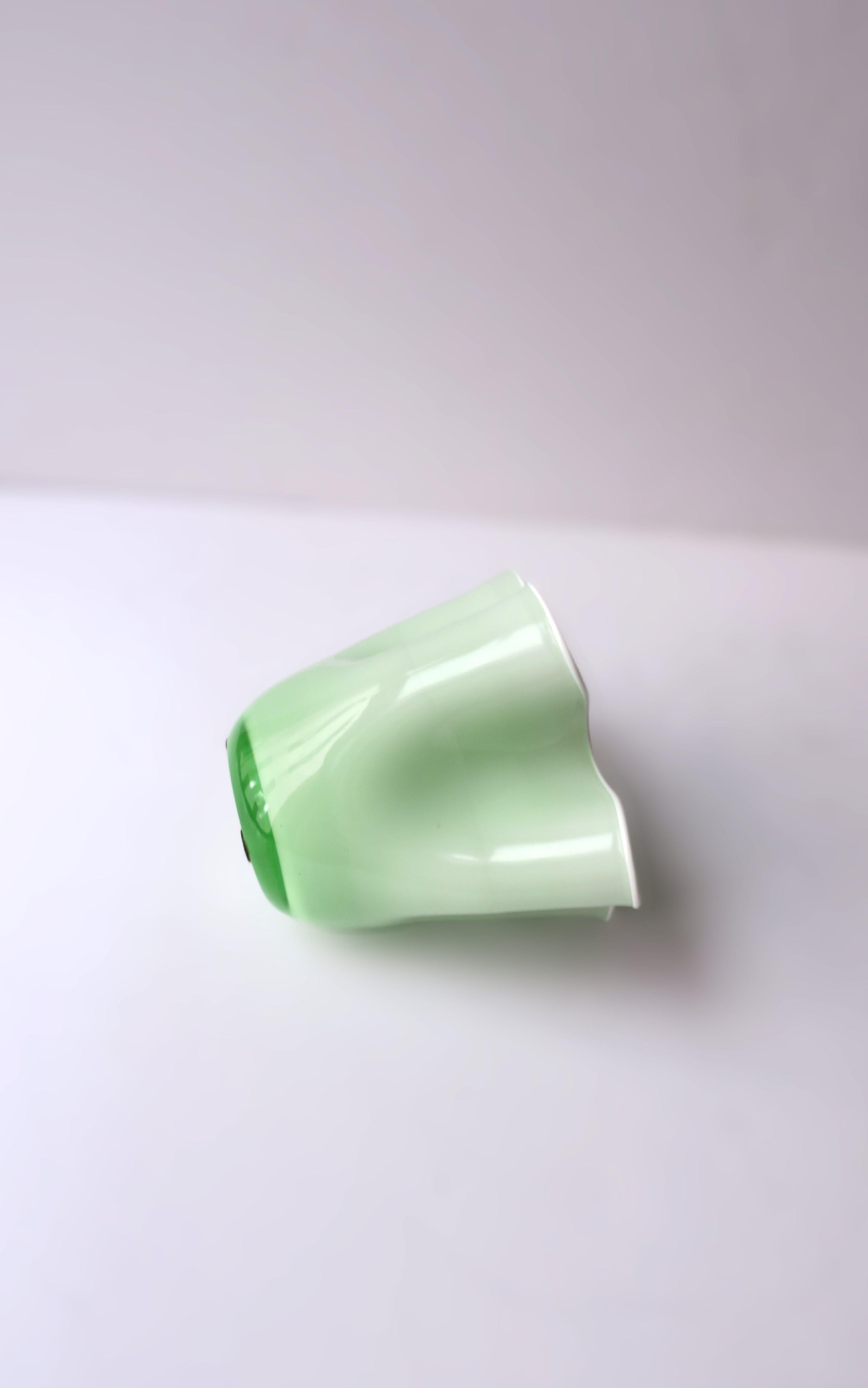 Vaso in vetro artistico con fazzoletto verde e bianco in vendita 2