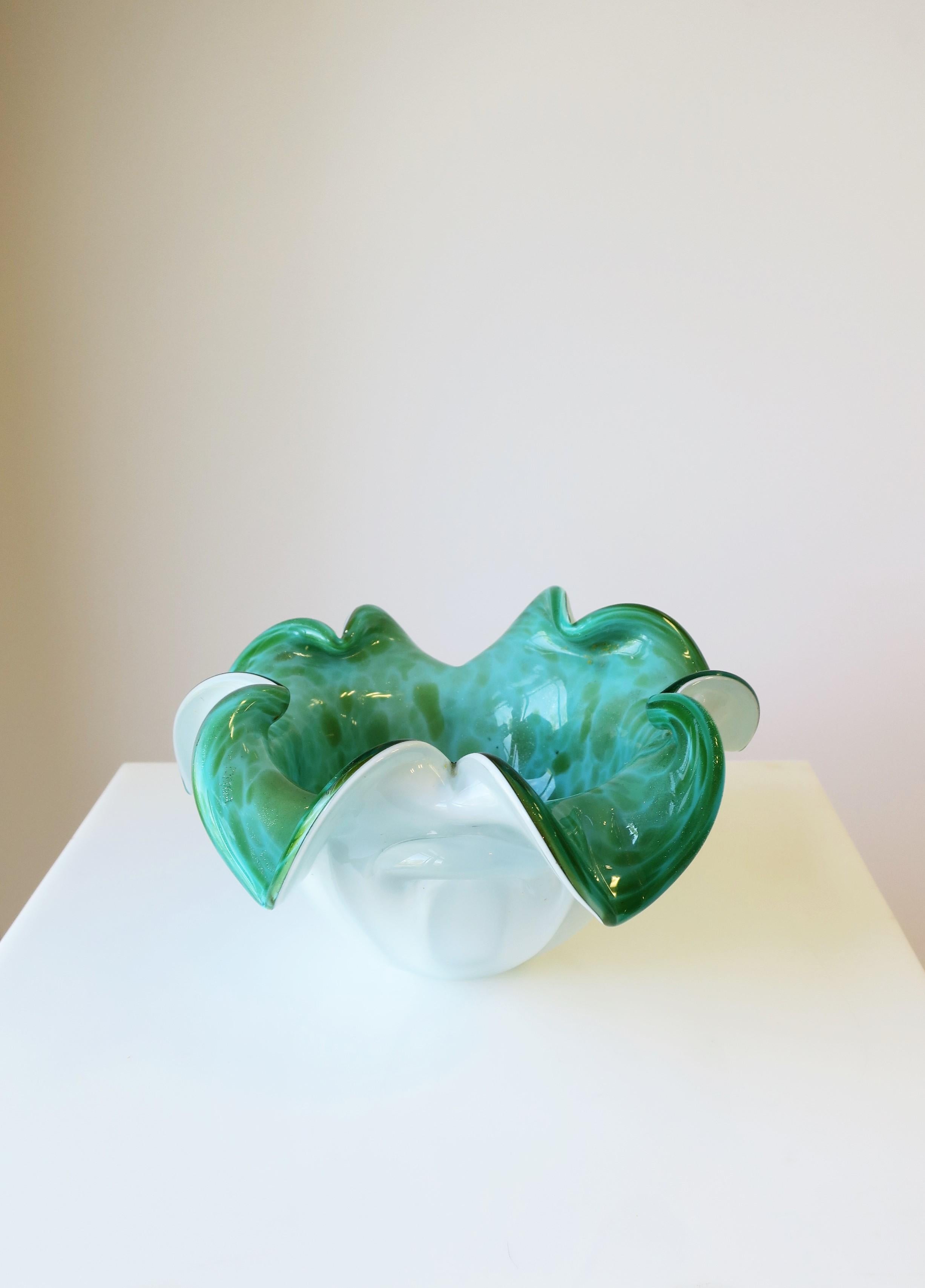Vetro artistico Ciotola in vetro d'arte moderna organica italiana di Murano, verde e bianca, anni '60 in vendita
