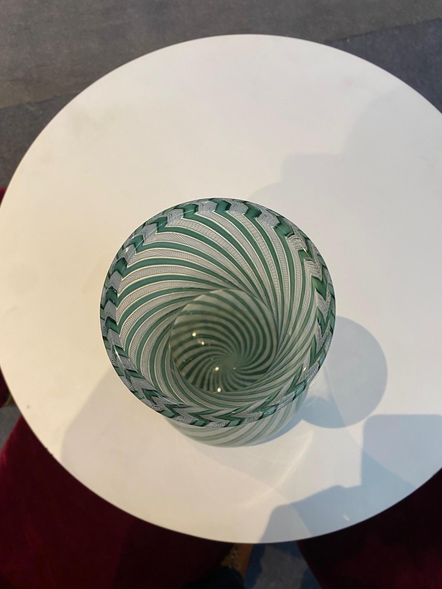 italien Vase en verre de Murano vert et blanc 