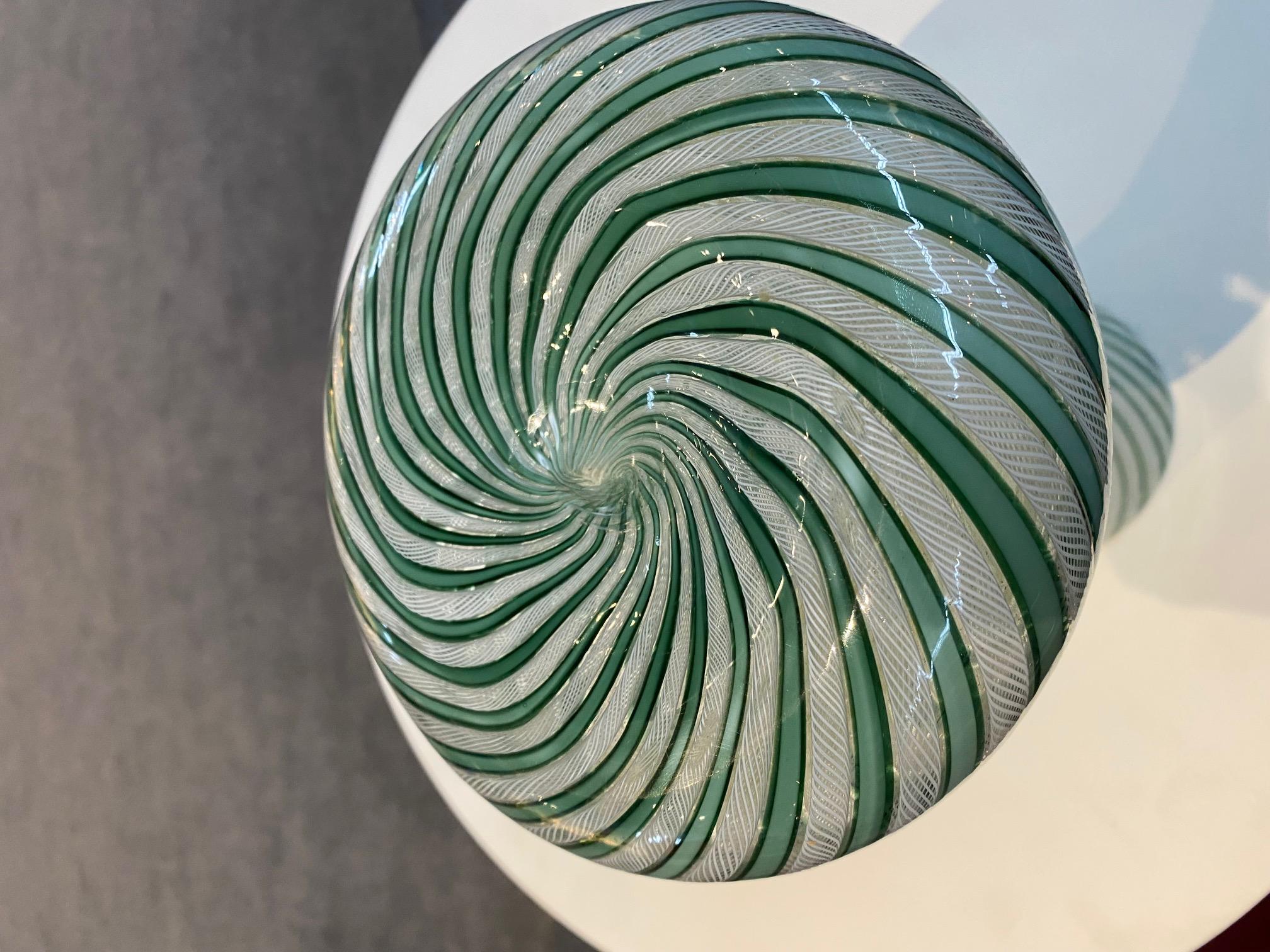 Vase en verre de Murano vert et blanc 