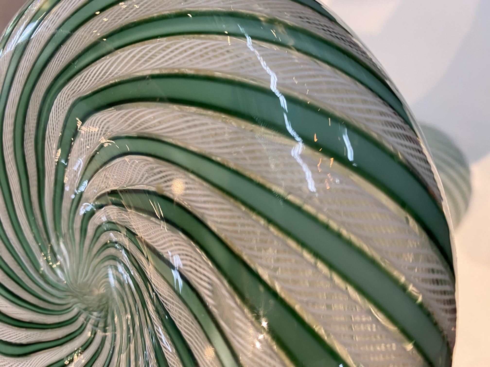 Milieu du XXe siècle Vase en verre de Murano vert et blanc 