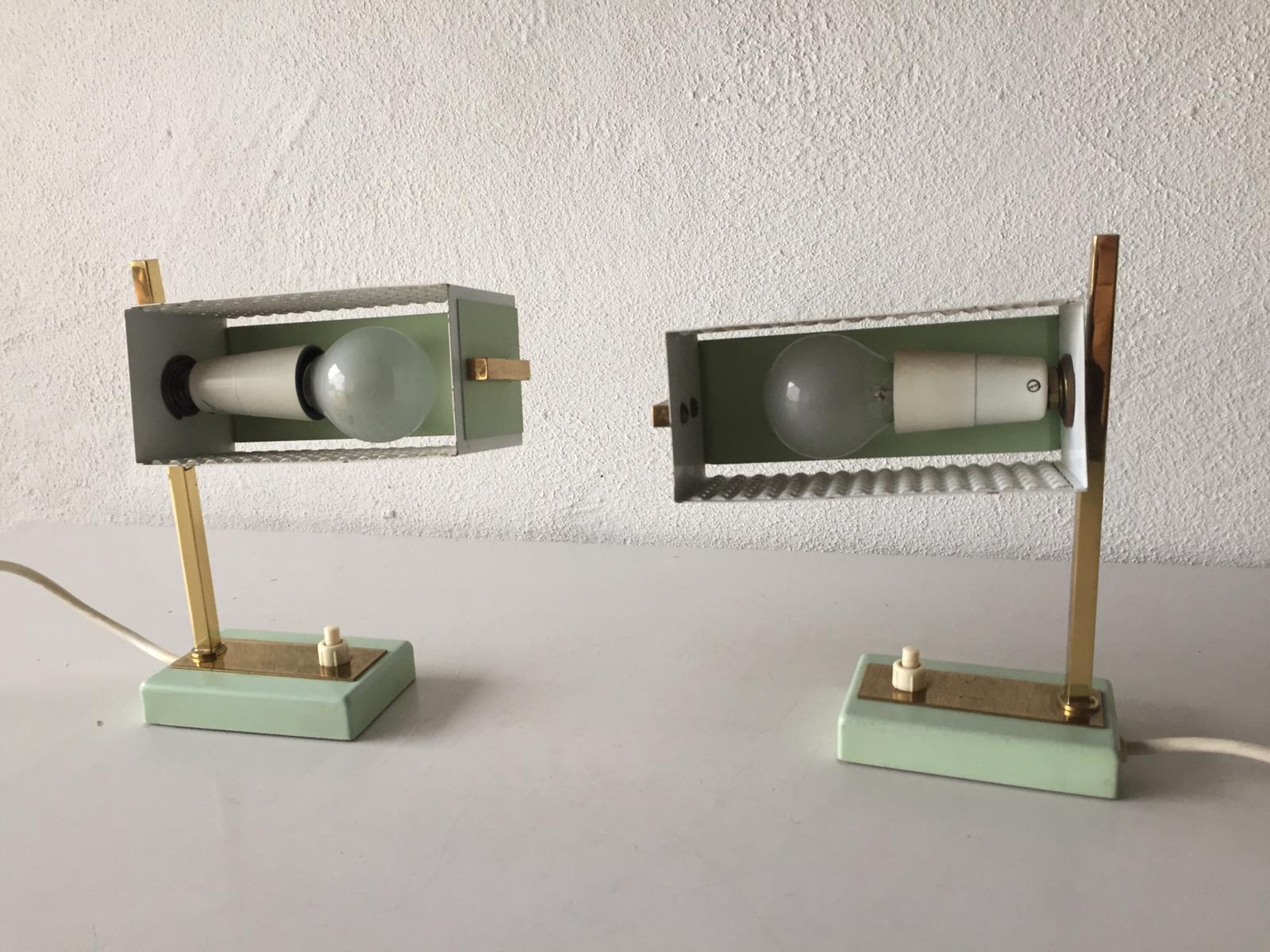 Paire de lampes de bureau en métal vert et blanc de style Mathieu Matgot, années 1950 en vente 1