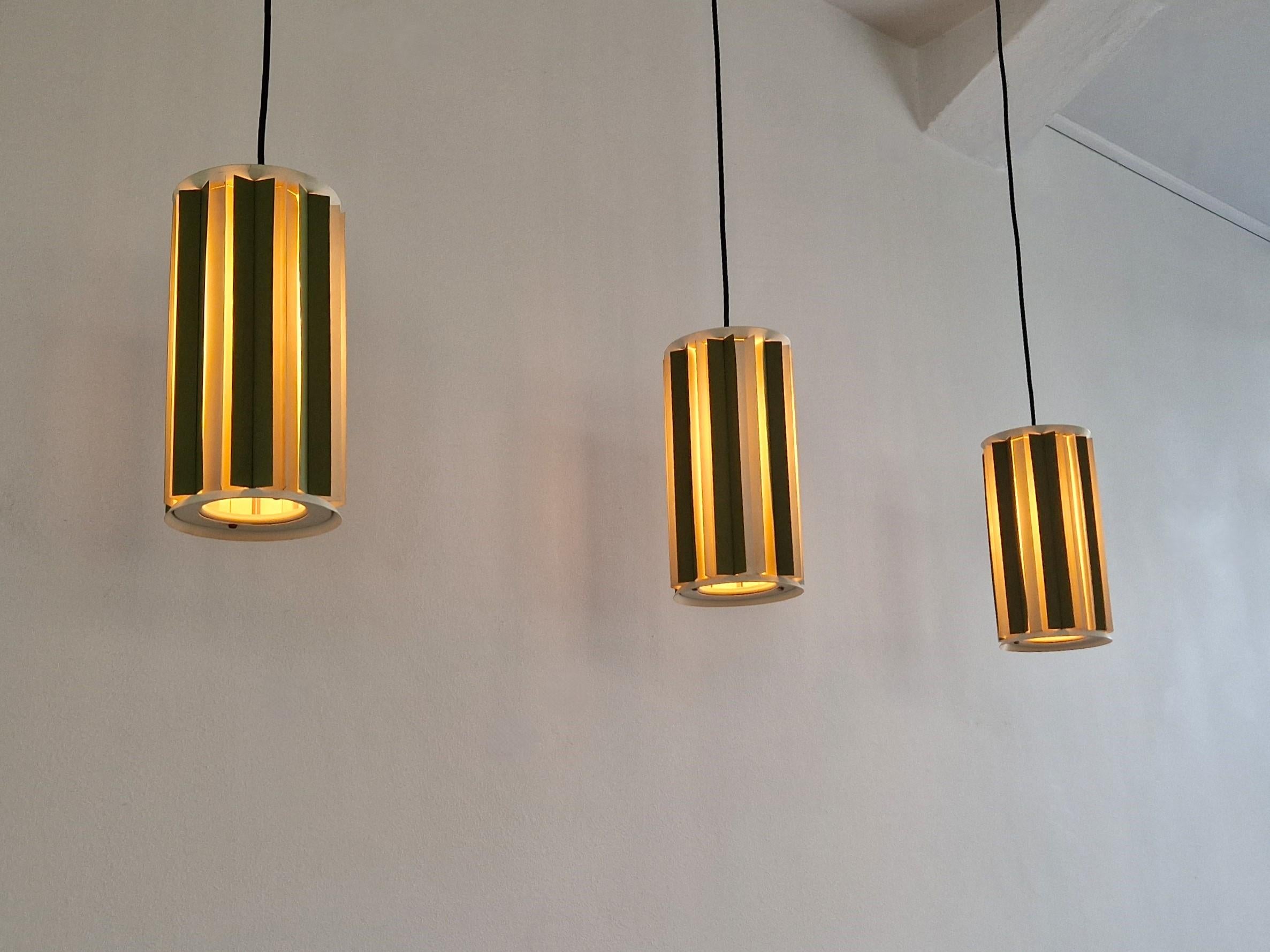 Lampada a sospensione in metallo verde e bianco, Danimarca, anni '60 in vendita 4