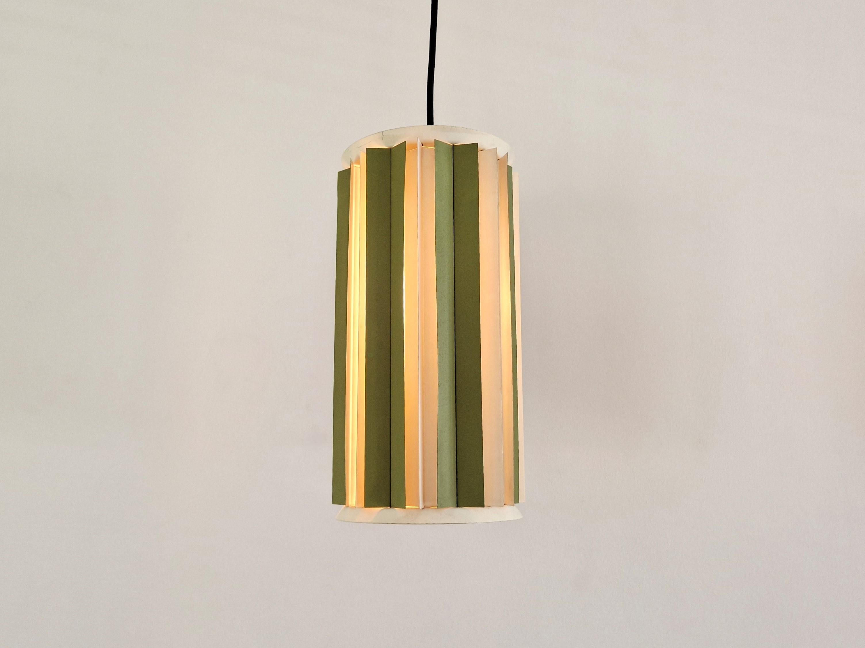 Questa è una bellissima e rara lampada a sospensione in metallo che abbiamo acquistato in Danimarca. È composto da parti metalliche piegate e piegate di colore verde e bianco che danno una forma molto dinamica e una grande luce diffusa. Molto simile