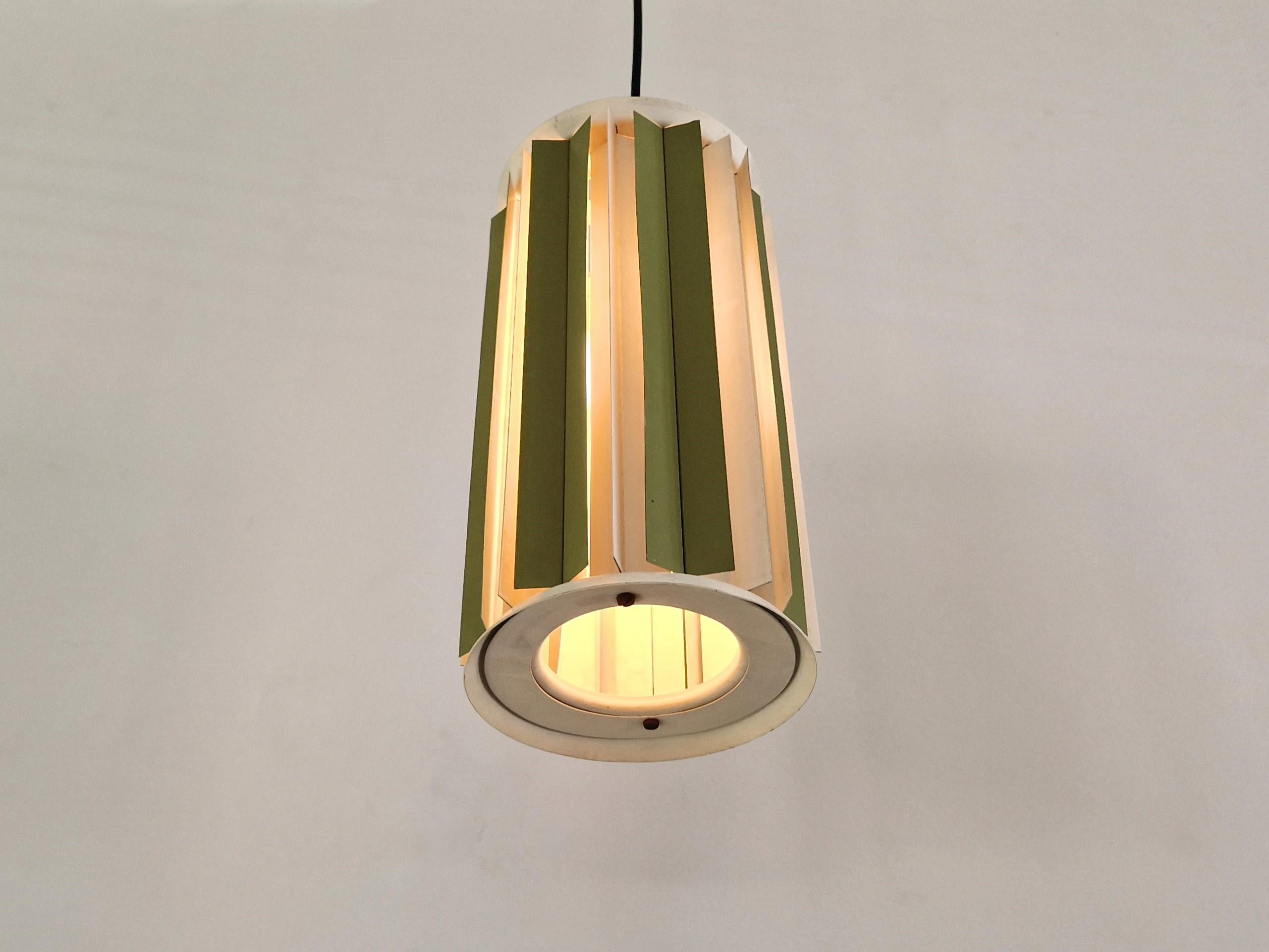 Mid-Century moderno Lampada a sospensione in metallo verde e bianco, Danimarca, anni '60 in vendita