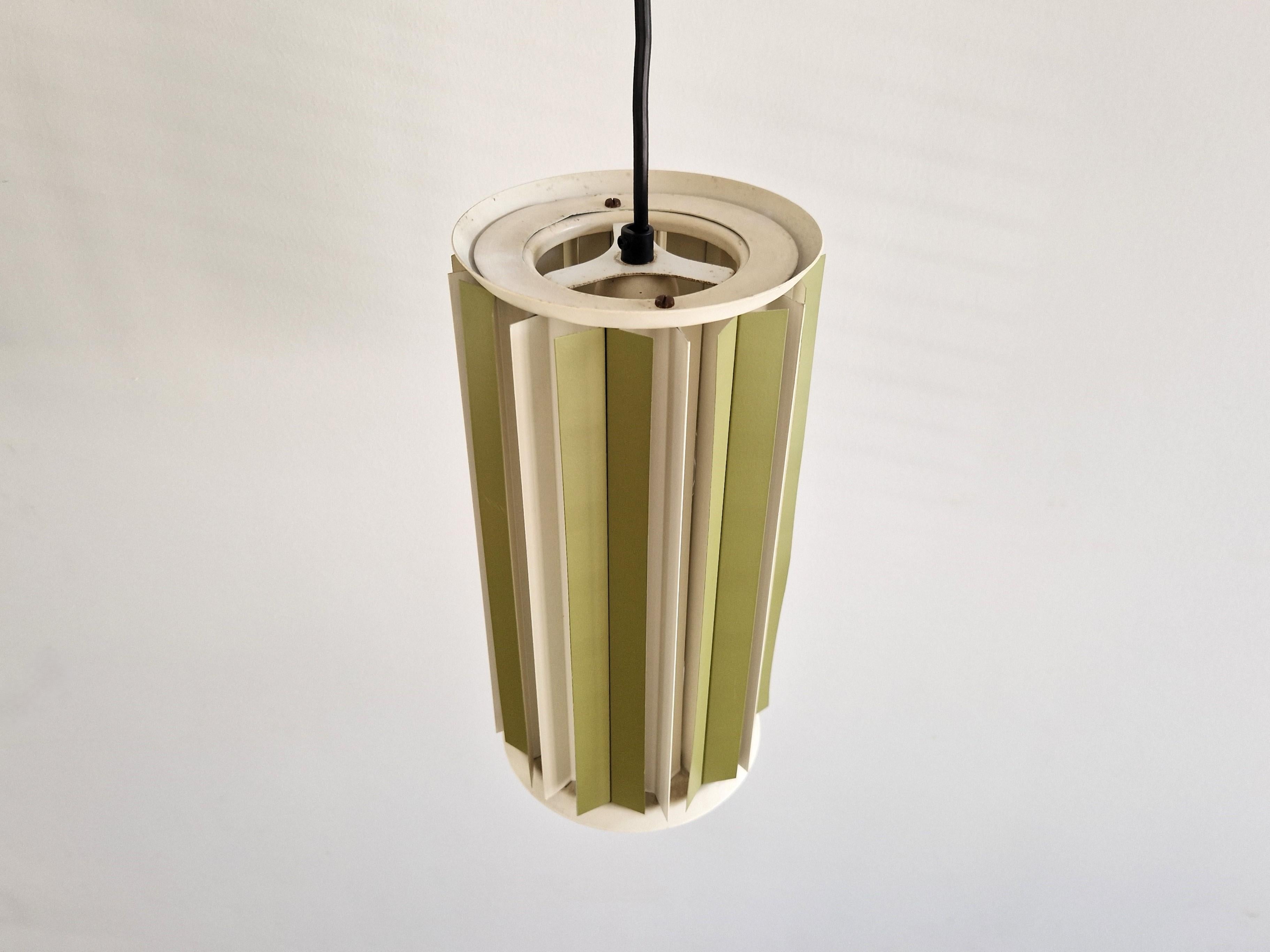 Metà XX secolo Lampada a sospensione in metallo verde e bianco, Danimarca, anni '60 in vendita