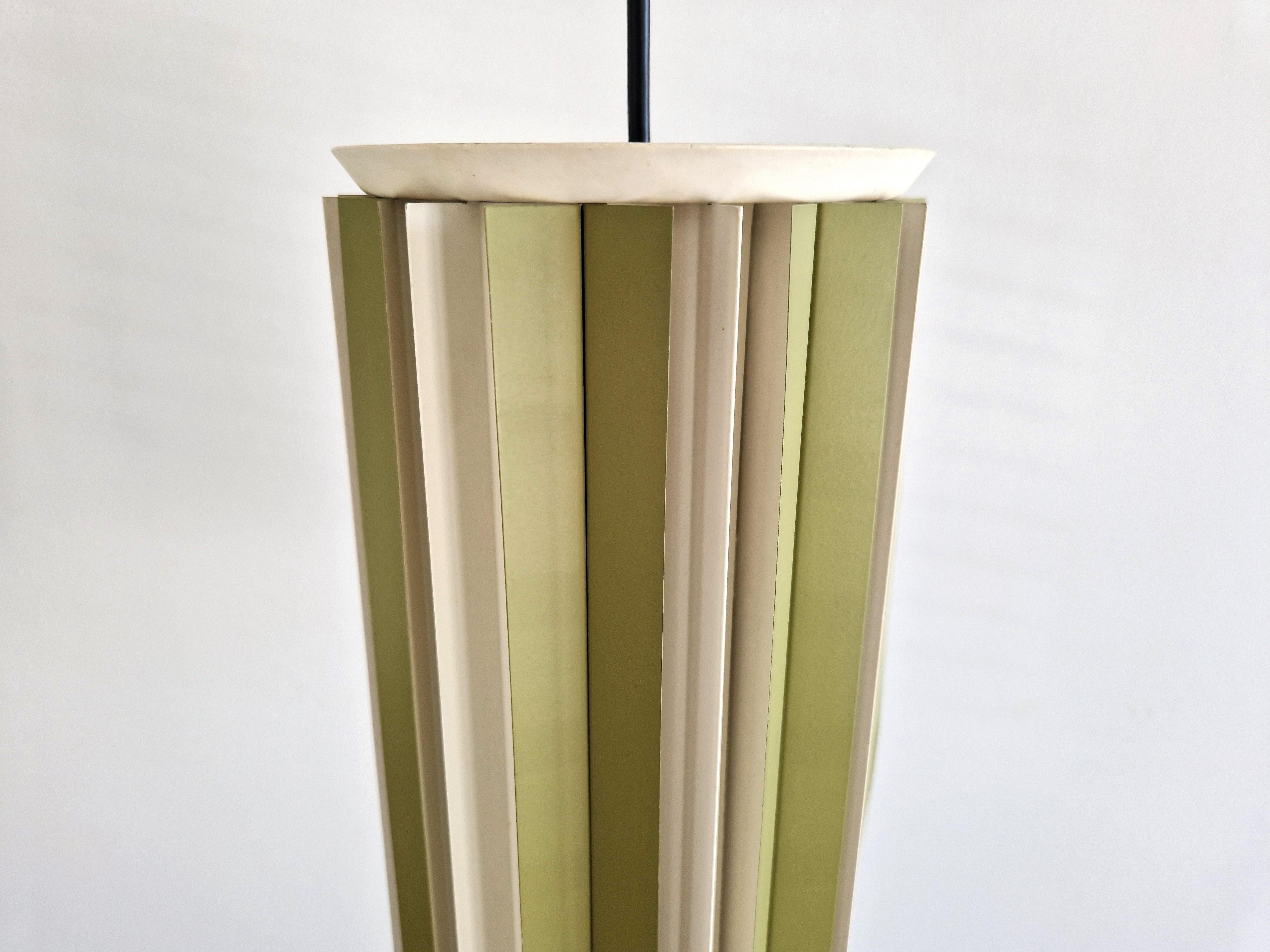 Metallo Lampada a sospensione in metallo verde e bianco, Danimarca, anni '60 in vendita