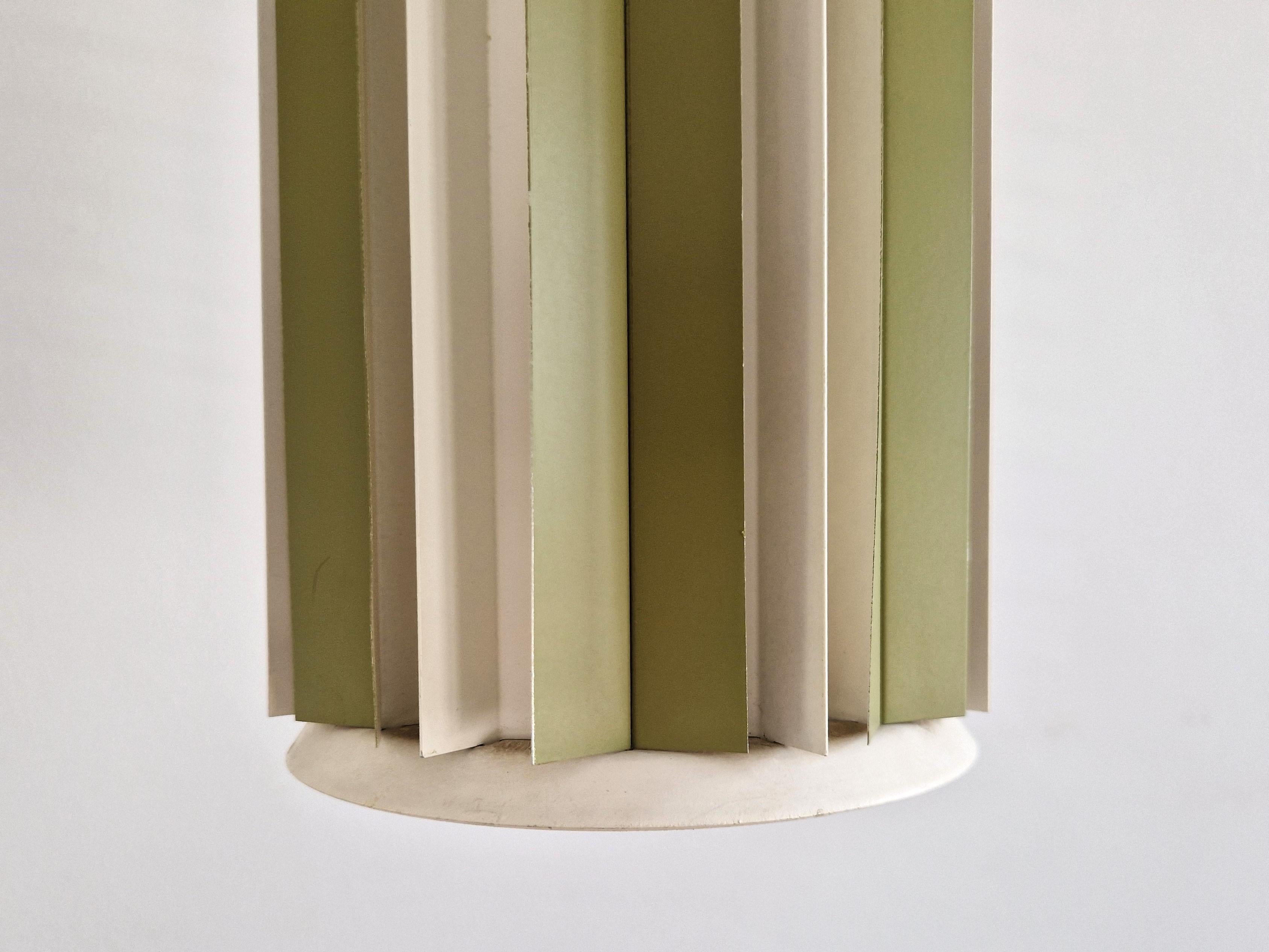 Lampada a sospensione in metallo verde e bianco, Danimarca, anni '60 in vendita 1
