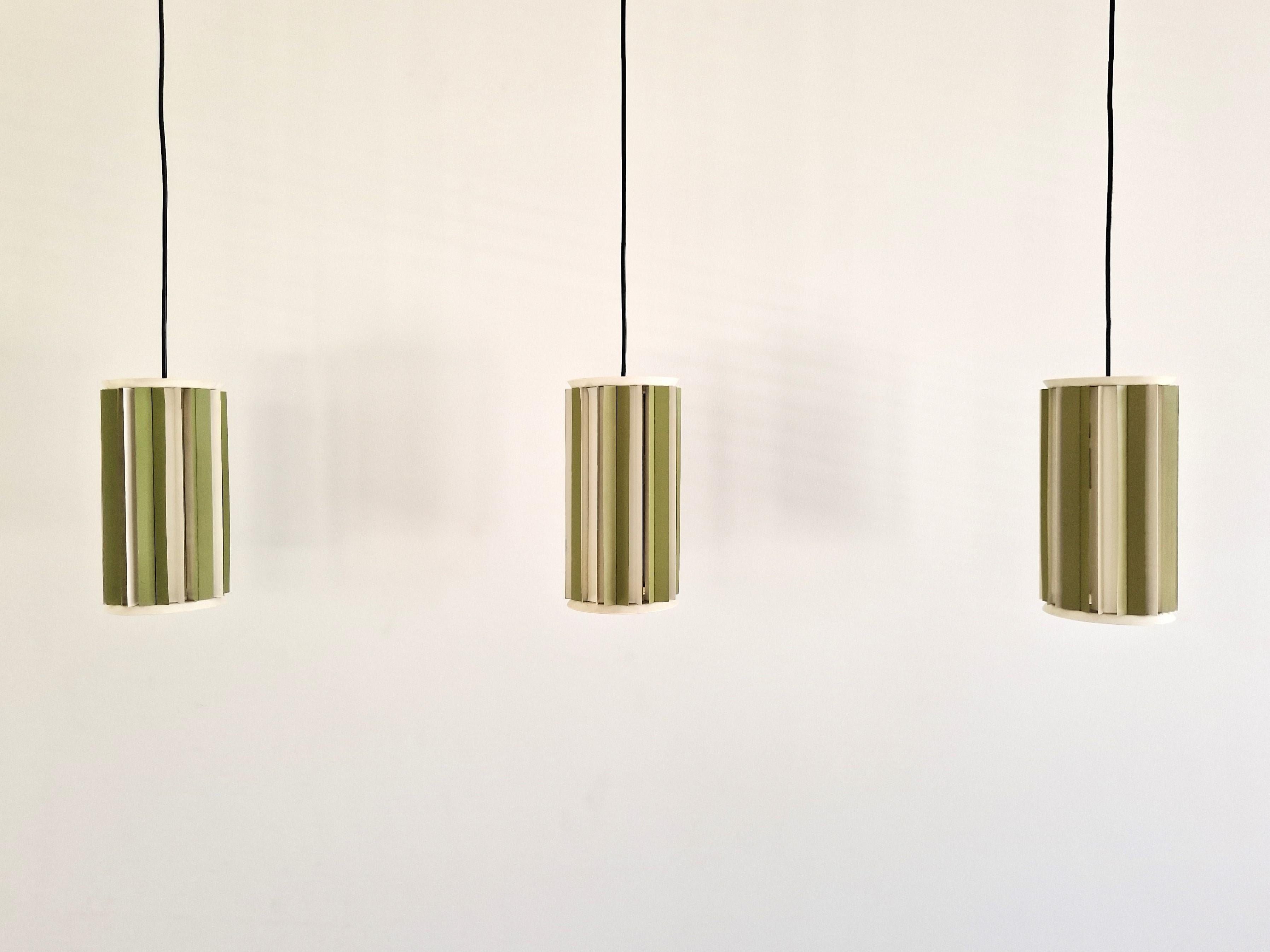 Lampada a sospensione in metallo verde e bianco, Danimarca, anni '60 in vendita 2