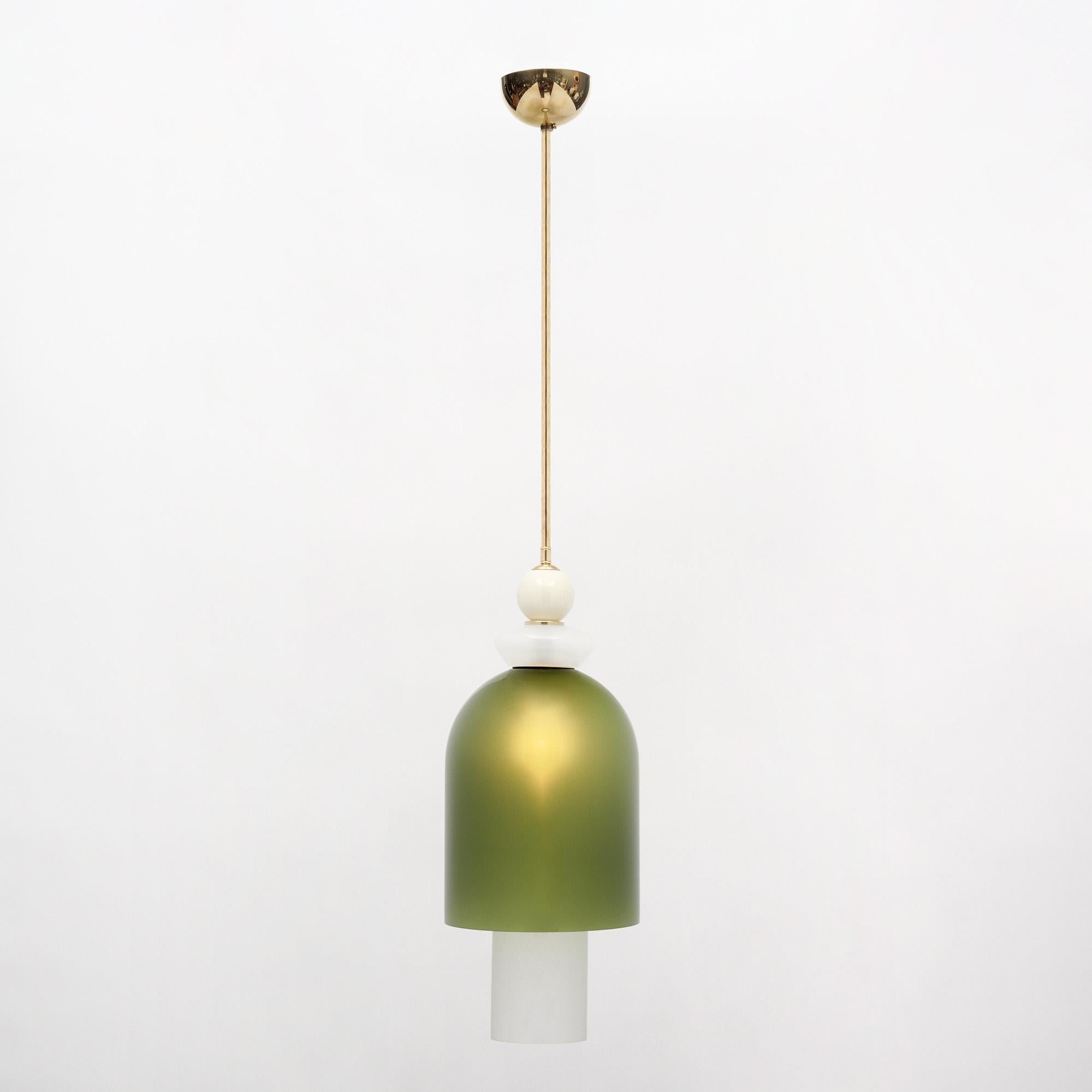 Ciondolo in vetro di Murano, proveniente dall'isola di Murano, fuori Venezia, Italia. Realizzato con elementi in vetro soffiato a mano nei toni del verde e del bianco. Questo ciondolo è sostenuto da una struttura in ottone ed è stato cablato di