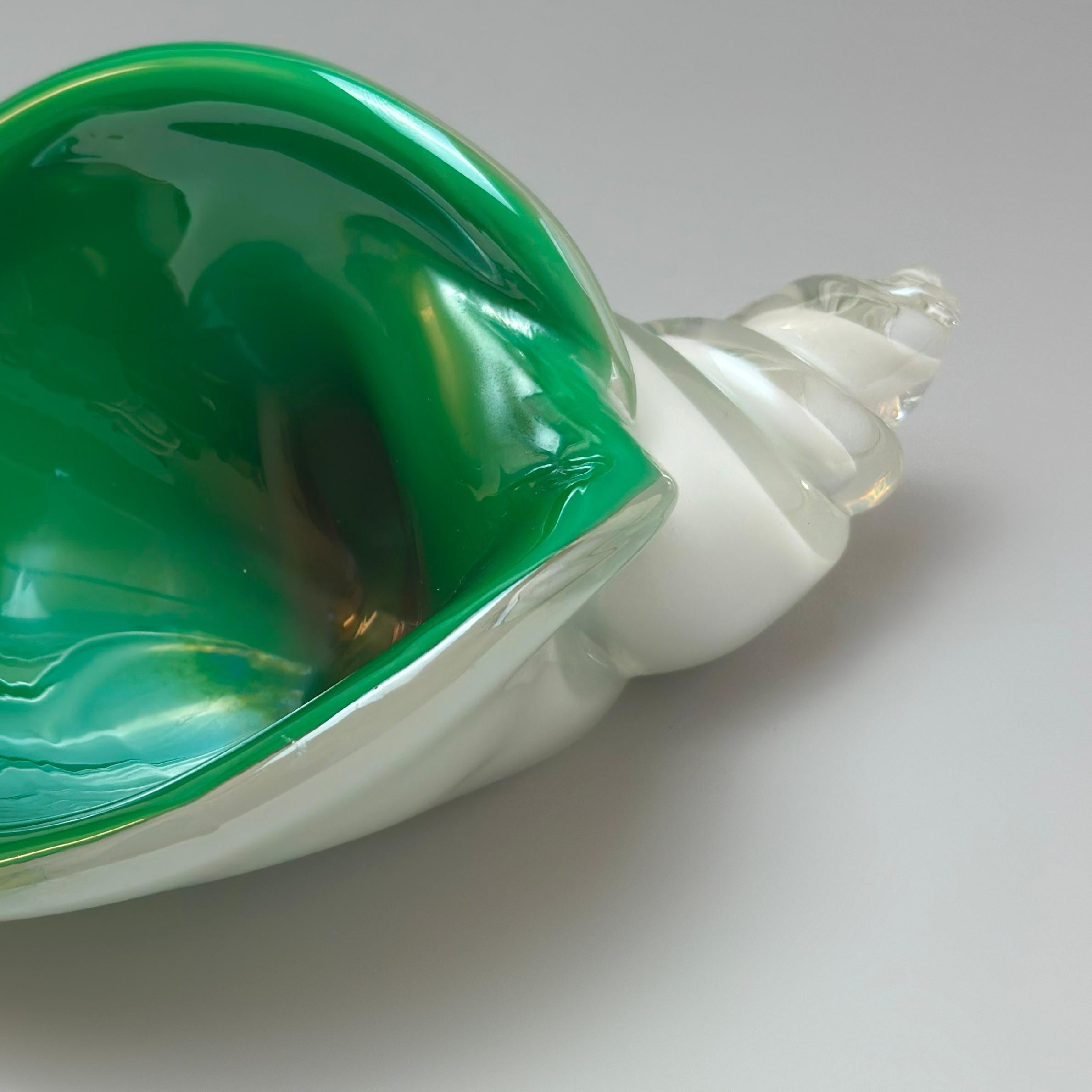 Muschelschale aus grünem und weißem Muranoglas, Alfredo Barbini, Italien, CIRCA 1970er Jahre im Angebot 3