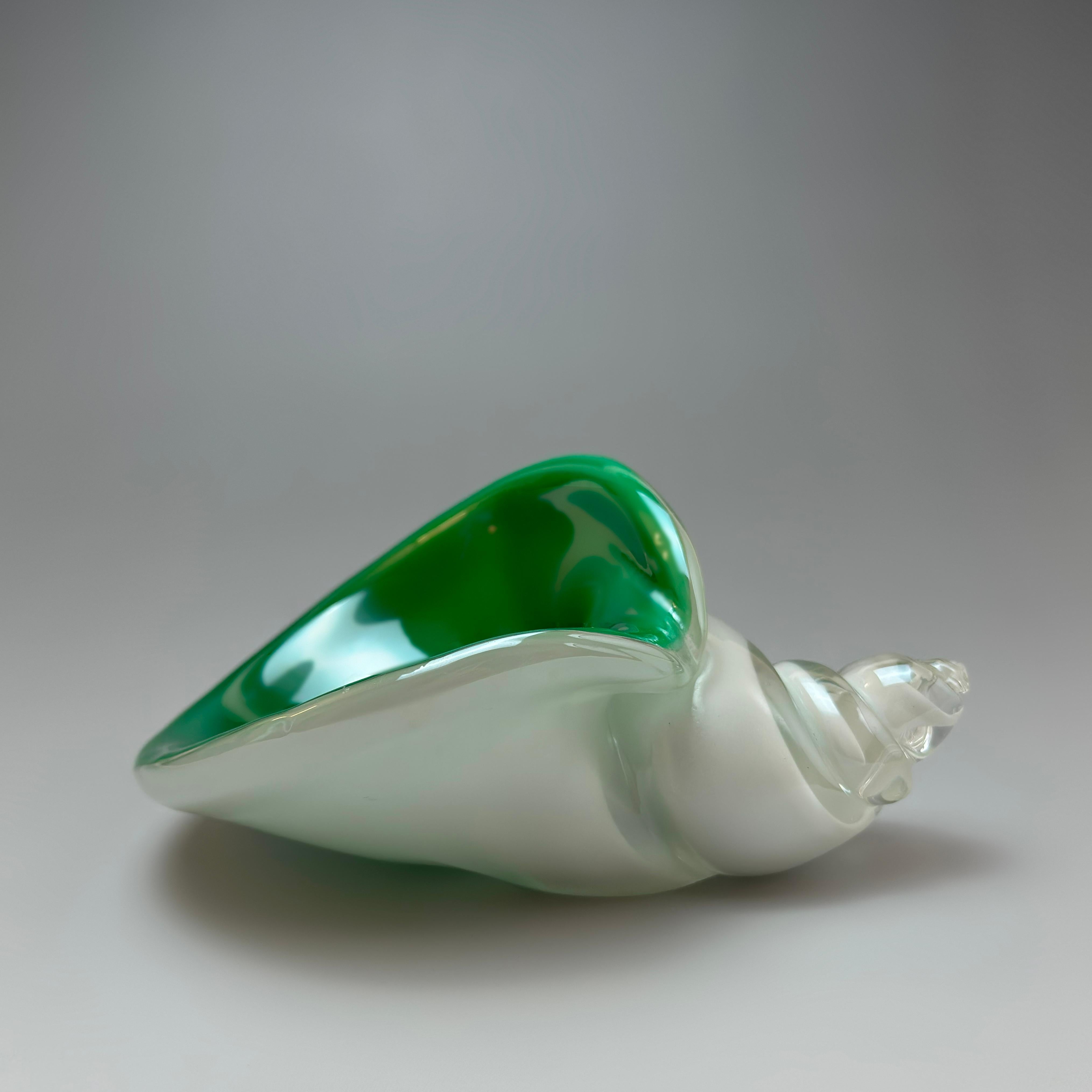 Muschelschale aus grünem und weißem Muranoglas, Alfredo Barbini, Italien, CIRCA 1970er Jahre im Angebot 6
