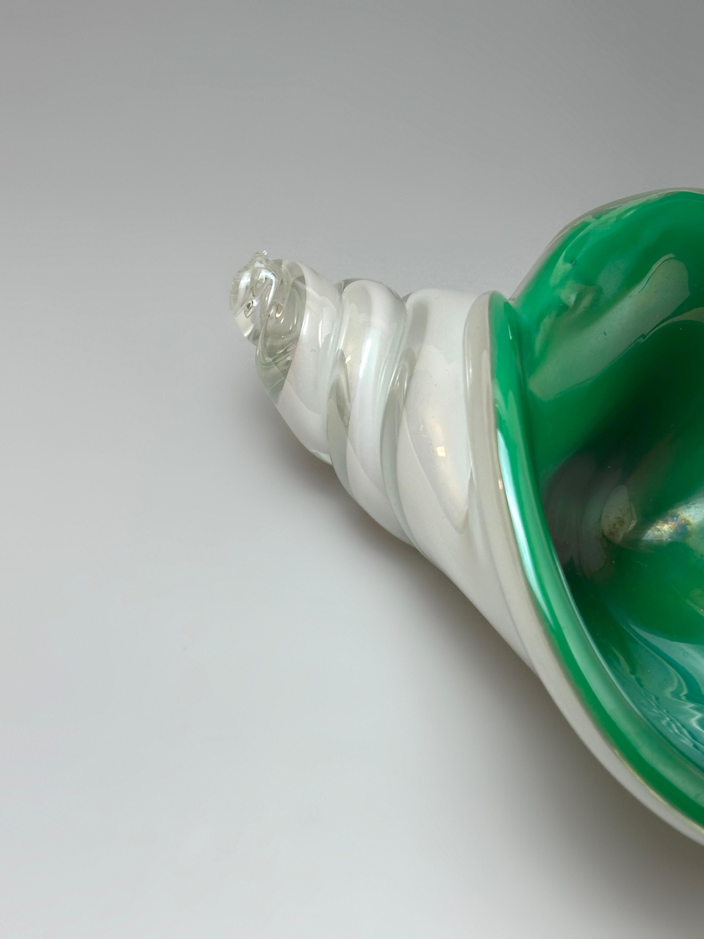 Muschelschale aus grünem und weißem Muranoglas, Alfredo Barbini, Italien, CIRCA 1970er Jahre (Moderne der Mitte des Jahrhunderts) im Angebot