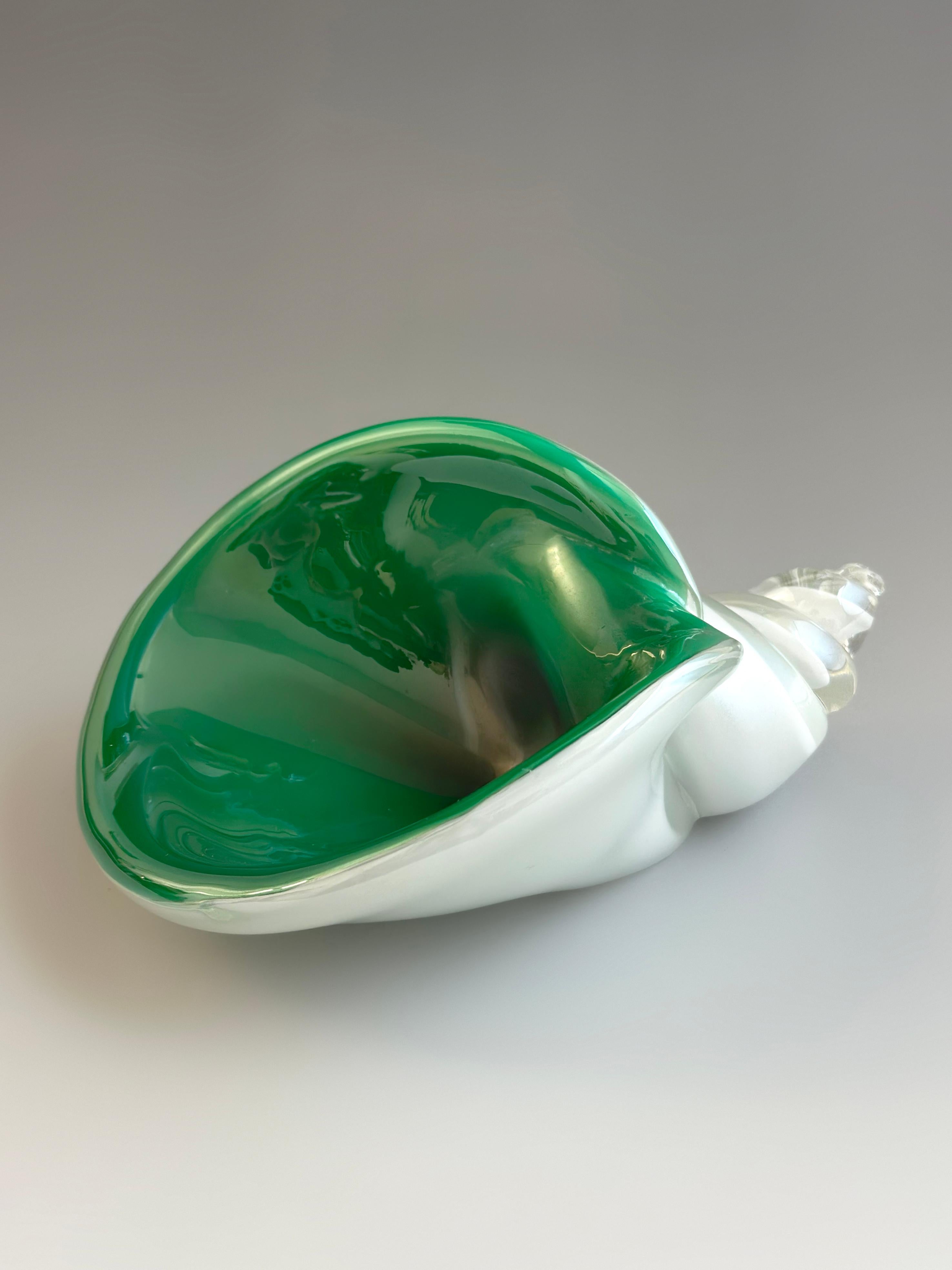 Muschelschale aus grünem und weißem Muranoglas, Alfredo Barbini, Italien, CIRCA 1970er Jahre (Italienisch) im Angebot