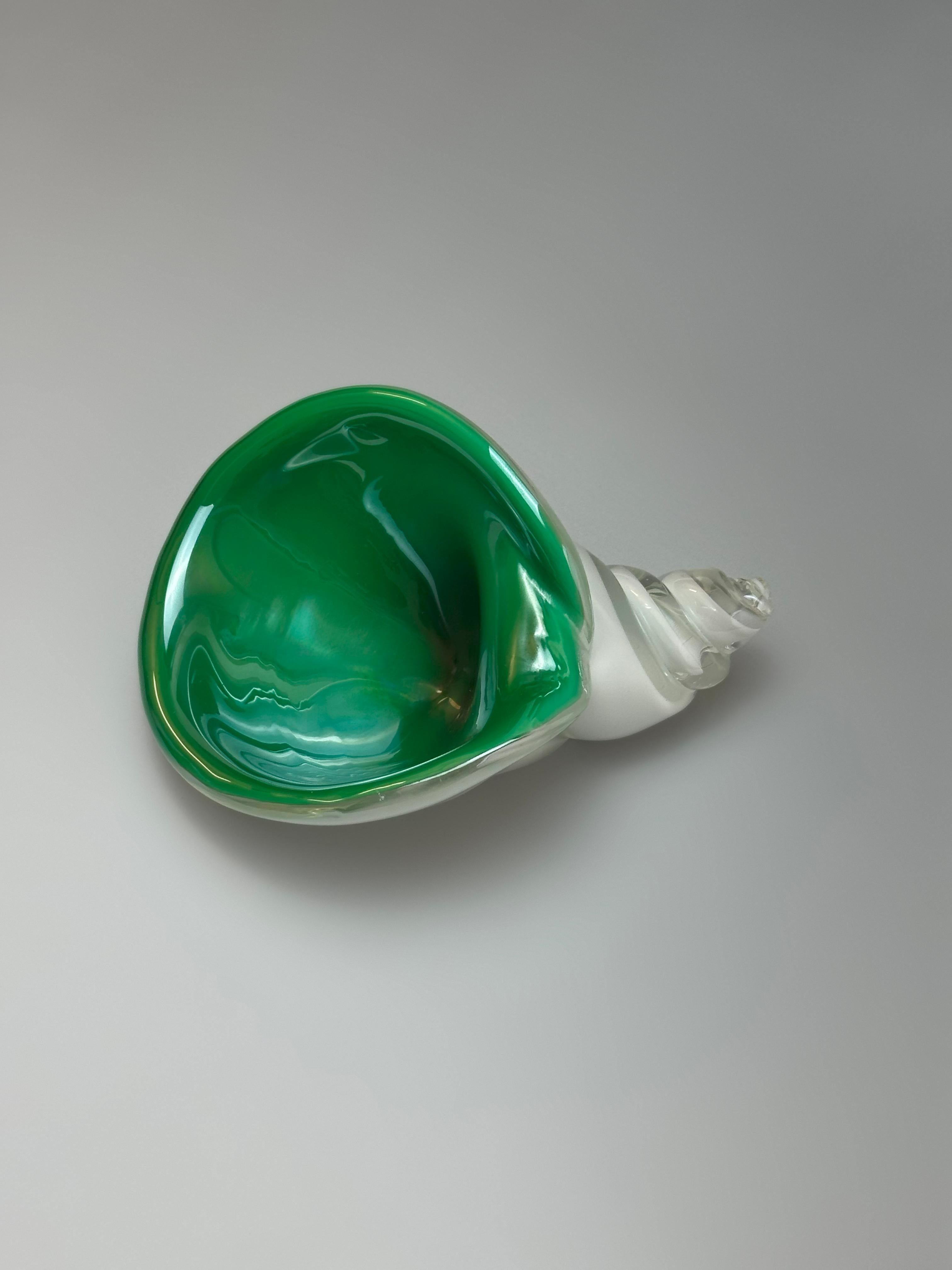 Muschelschale aus grünem und weißem Muranoglas, Alfredo Barbini, Italien, CIRCA 1970er Jahre im Zustand „Gut“ im Angebot in Glasgow, GB