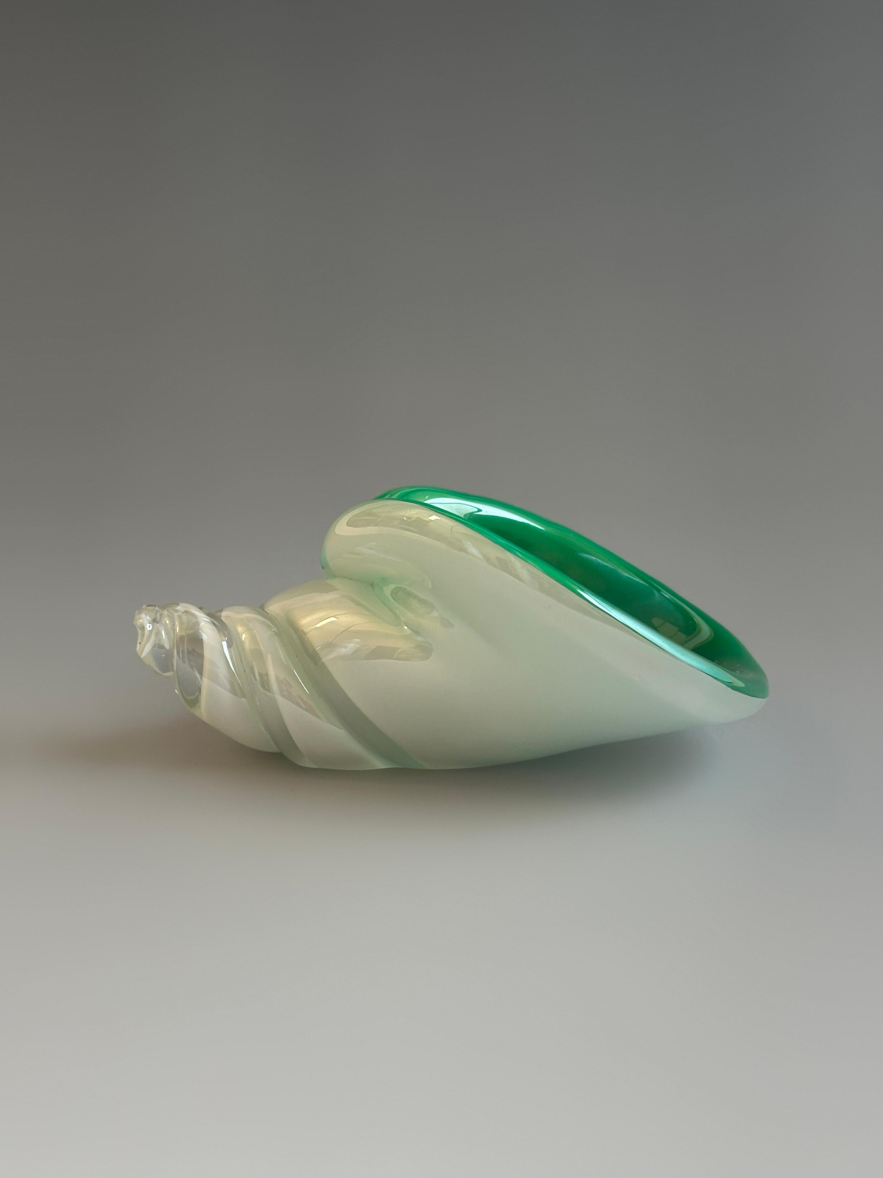 Muschelschale aus grünem und weißem Muranoglas, Alfredo Barbini, Italien, CIRCA 1970er Jahre (Ende des 20. Jahrhunderts) im Angebot