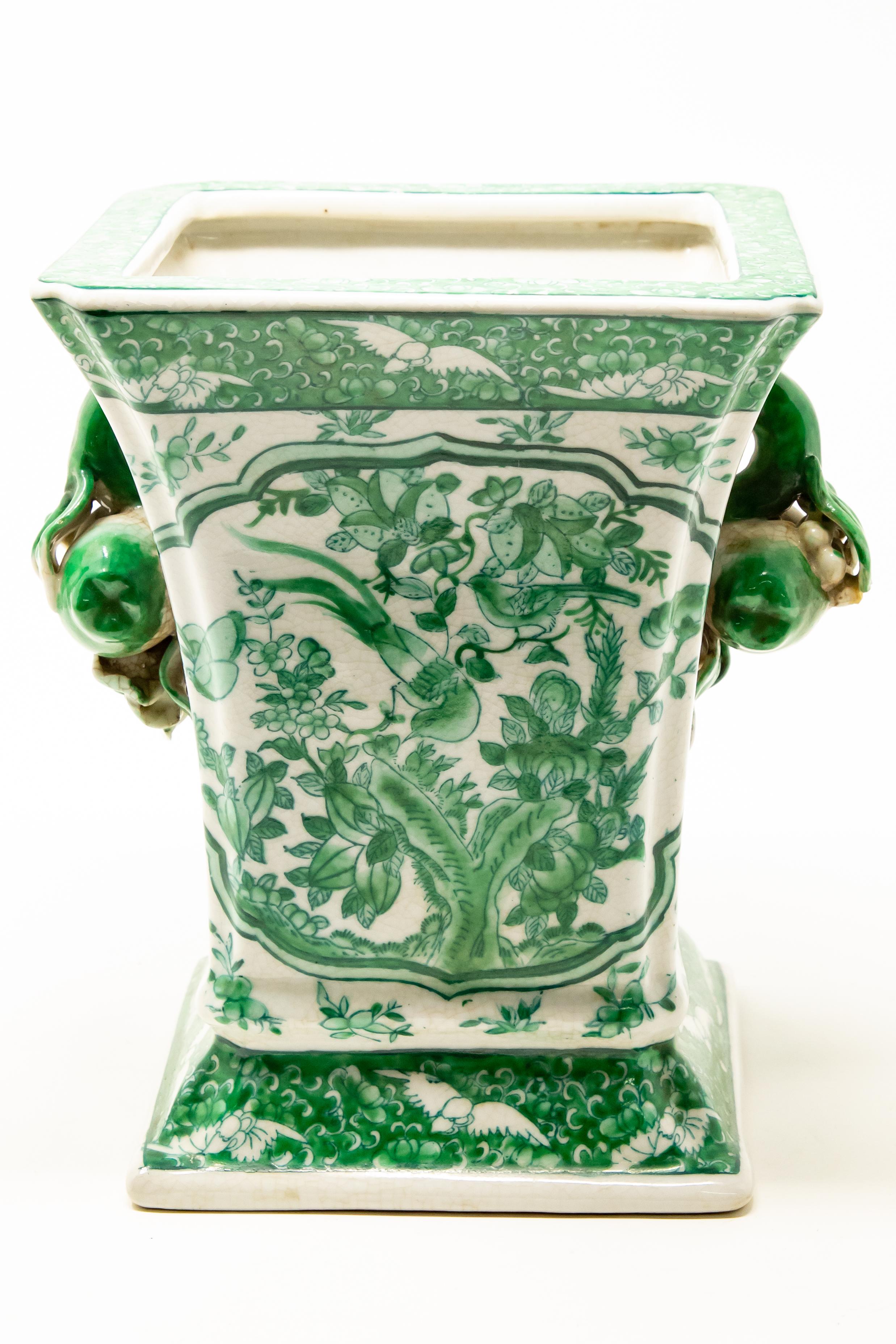 Vase aus grünem und weißem Porzellan (Glasiert)