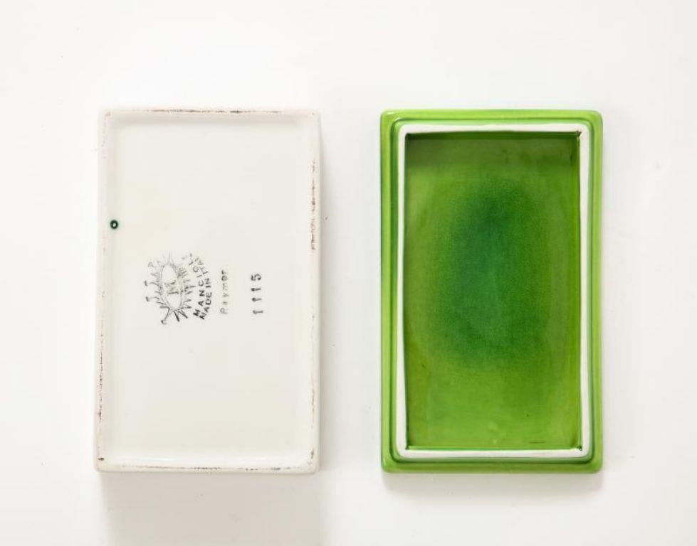 Caja con tapa de porcelana esmaltada en dos tonos, verde y blanca, de Raymor, c. 1960 en venta 2