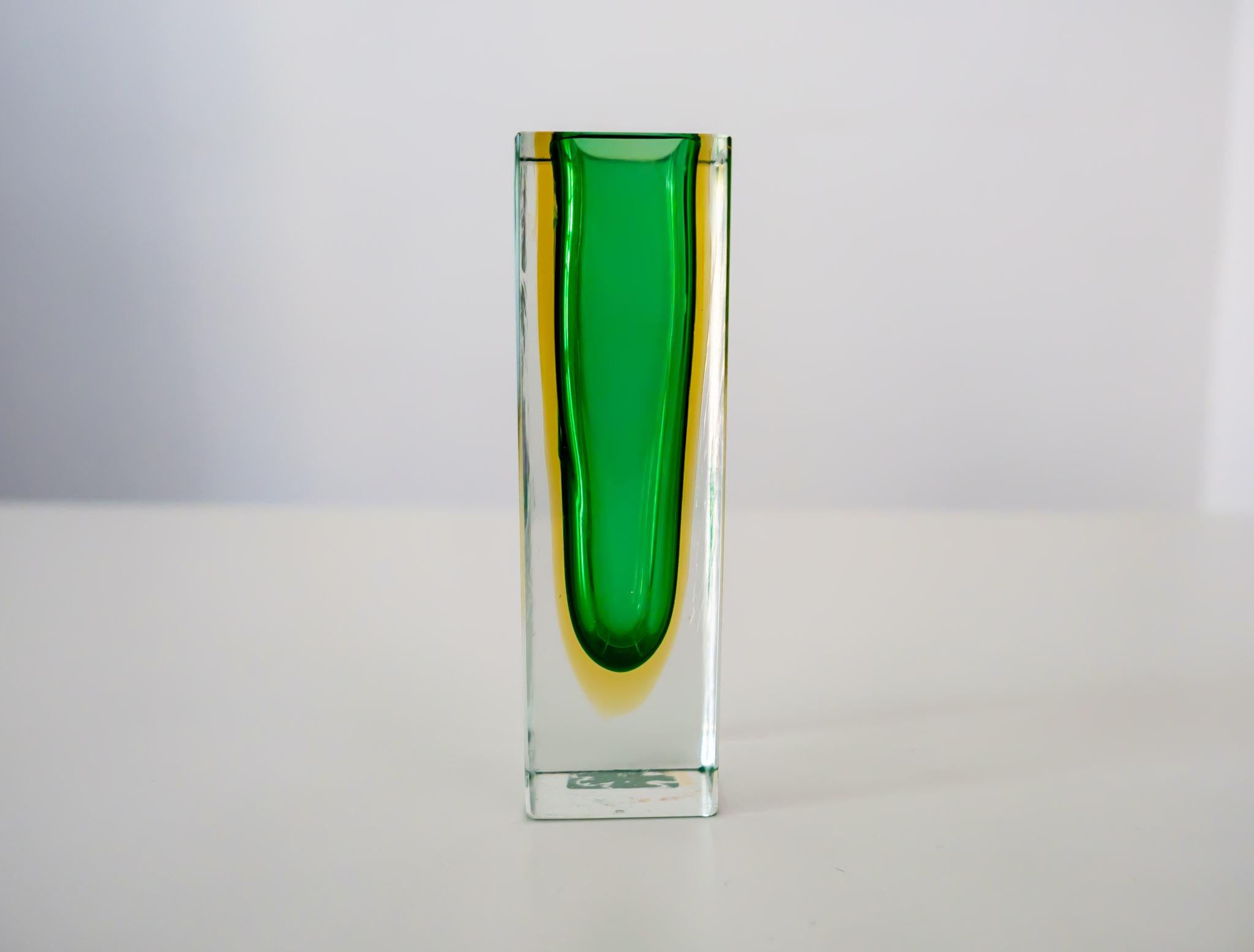 Vase aus grünem und gelbem Murano-Sommerso-Glas von Flavio Poli, Italien, 1960er Jahre.

Diese atemberaubende grüne Murano-Glasvase mit einem Hauch von Gelb des italienischen Designers Flavio Poli ist der absolute Blickfang für jedes moderne