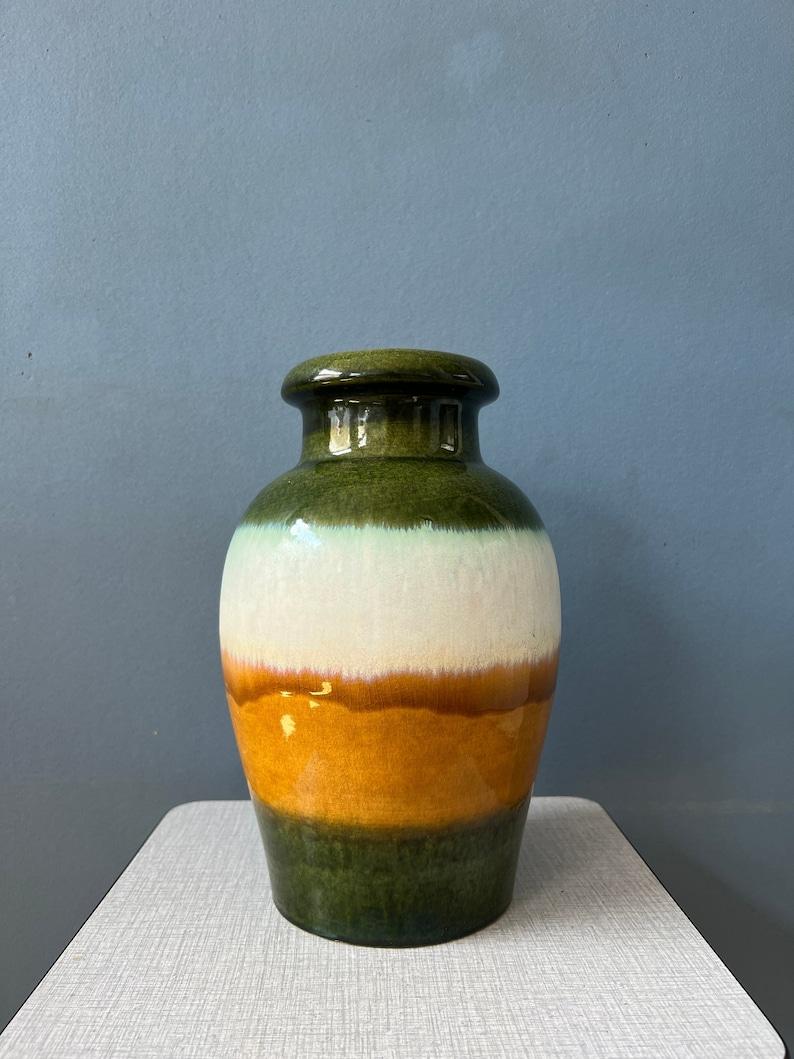 Classic Scheurich W. Germany ceramic vase with green, yellow and beige lacquer. The lamp is signed Scheurich underneath, see last picture.

Additional information:
Materials: Ceramic
Period: 1970s
Dimensions: ø Diameter: 24 cm
Height: 31