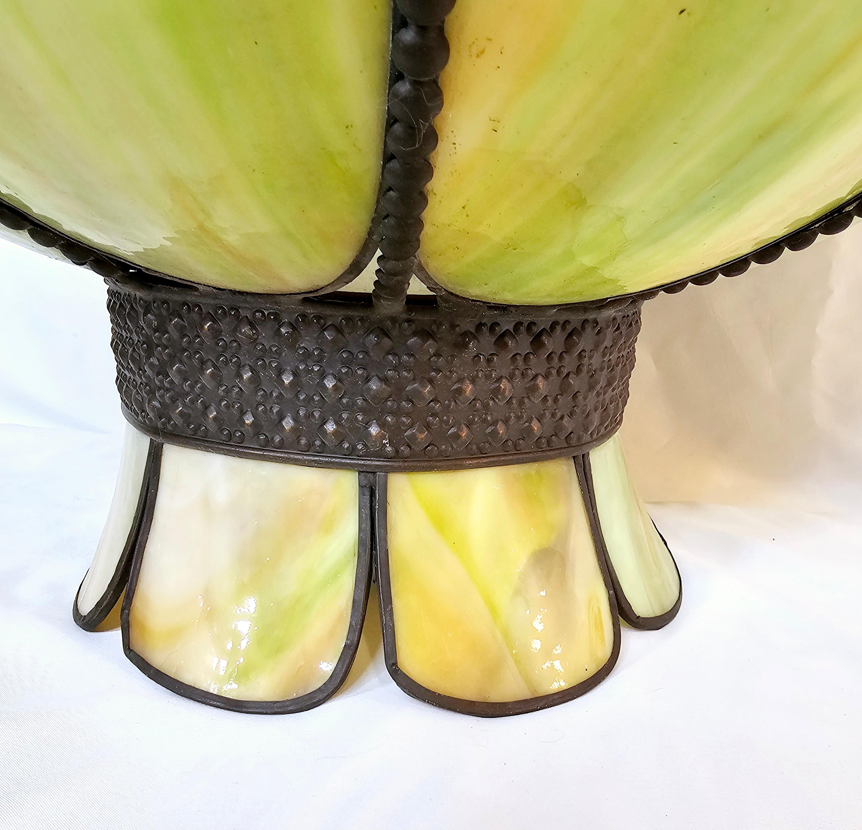Lampe suspendue vintage en verre scorie de style Tiffany.

Teinte multicolore, garniture Bronzetone.

Patine sur le laiton, pas de fissures, d'éclats ou de cassures sur l'abat-jour, l'abat-jour mesure environ 18,75