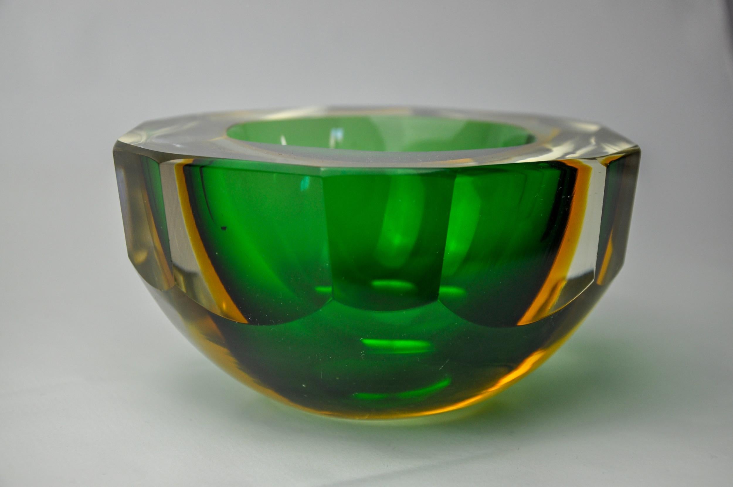 Magnífico y raro llavero o cenicero sommerso verde y amarillo diseñado y fabricado para seguso en murano en la década de 1970. Vidrio artesanal mediante la técnica del sommerso (superposición de capas de vidrio fundido). Magnífico objeto de