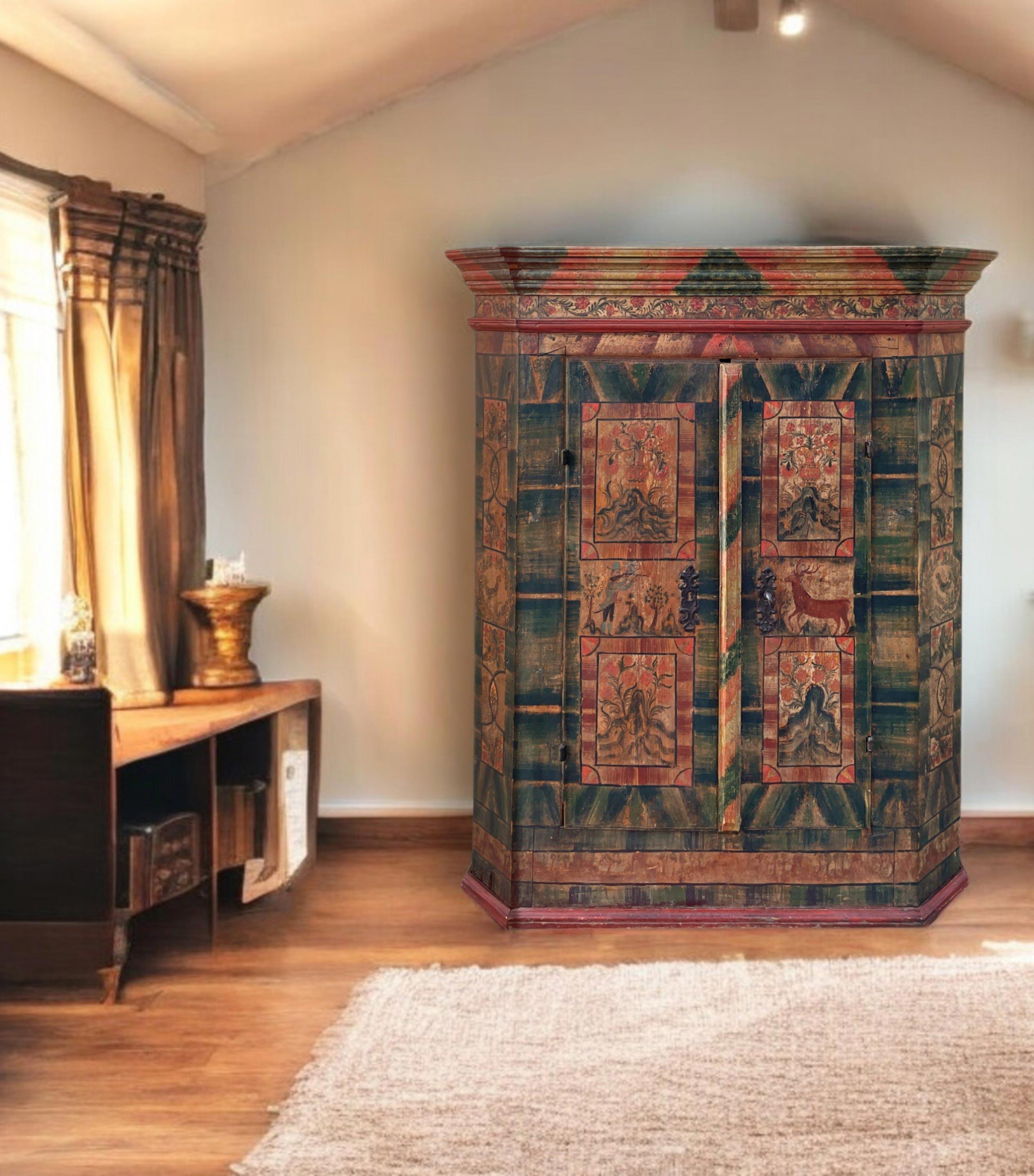 Green Animal and Floral Painted Alpine Cupboard  - 1792 In condizioni buone in vendita a Vo', Veneto