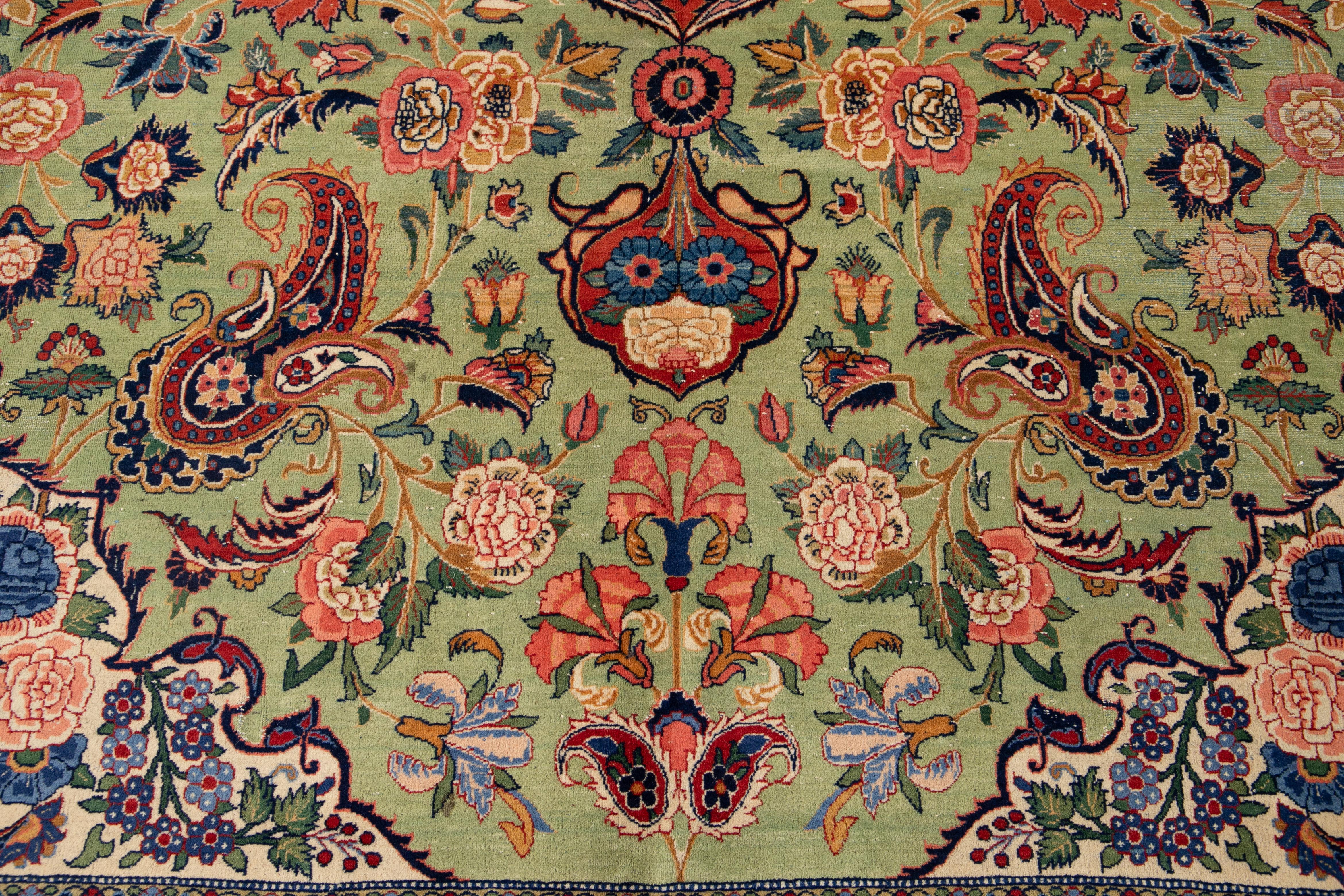 Tapis persan antique vert de Tabriz en laine fait à la main en vente 6
