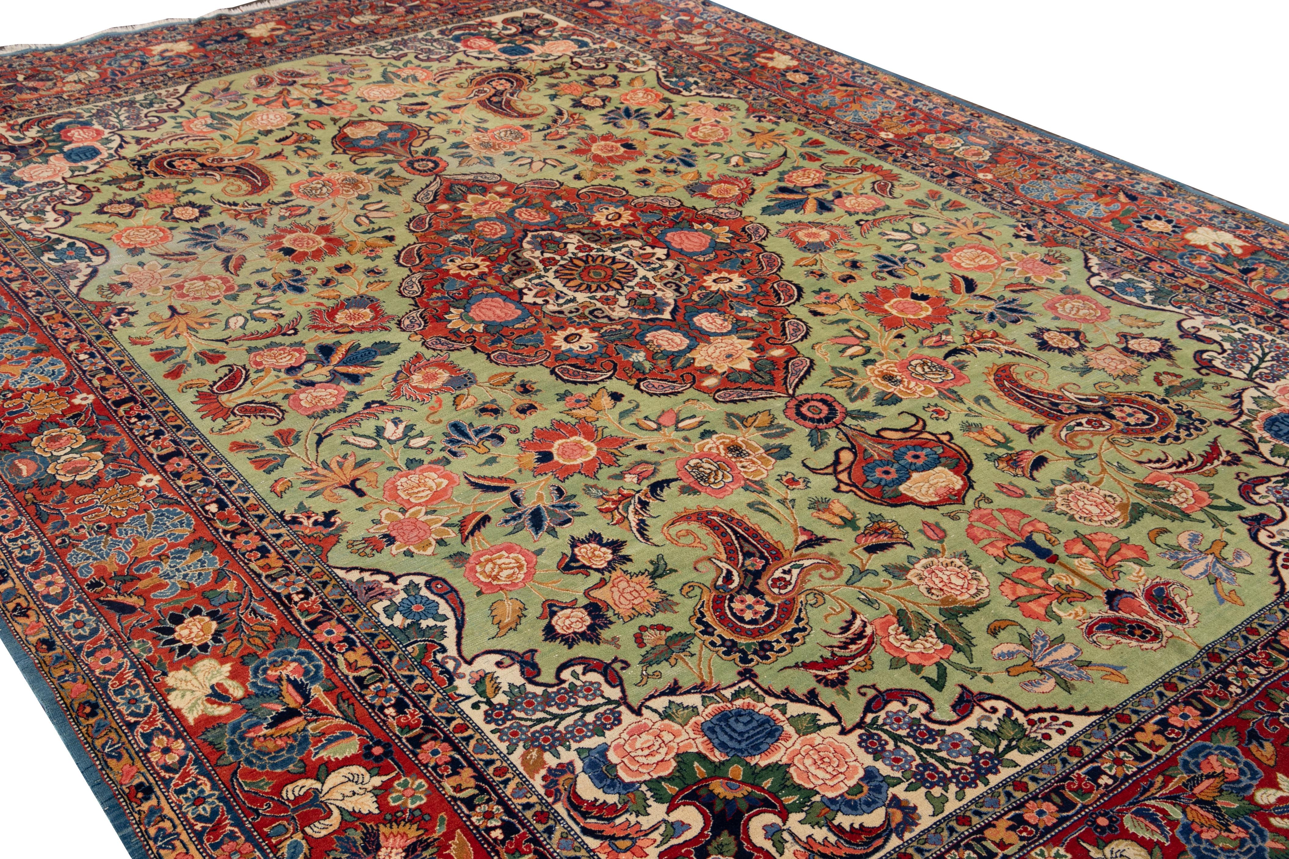 Tapis persan antique vert de Tabriz en laine fait à la main en vente 7