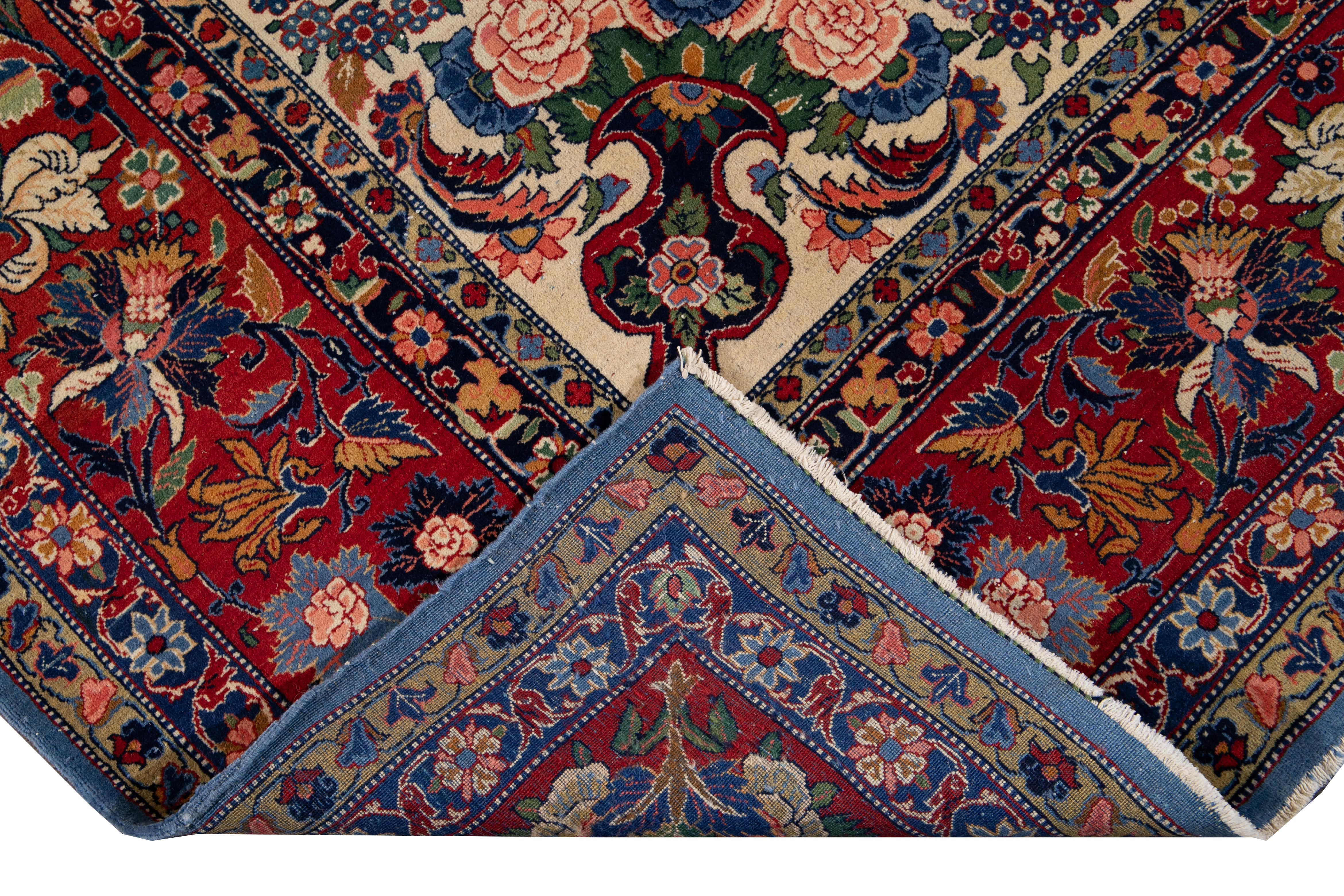 Schöne antike persische Tabriz handgeknüpften Wollteppich mit einem grünen Feld. Dieser Tabriz hat einen roten Rahmen und mehrfarbige Akzente in einem prächtigen, floralen Medaillonmuster in der Mitte.

Dieser Teppich misst: 8'3