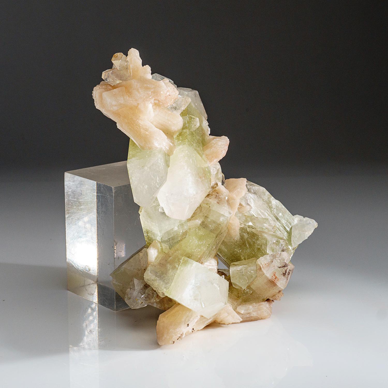 Green Apophyllite and Stilbite from Jalgaon, Aurangabad District, India In New Condition For Sale In New York, NY