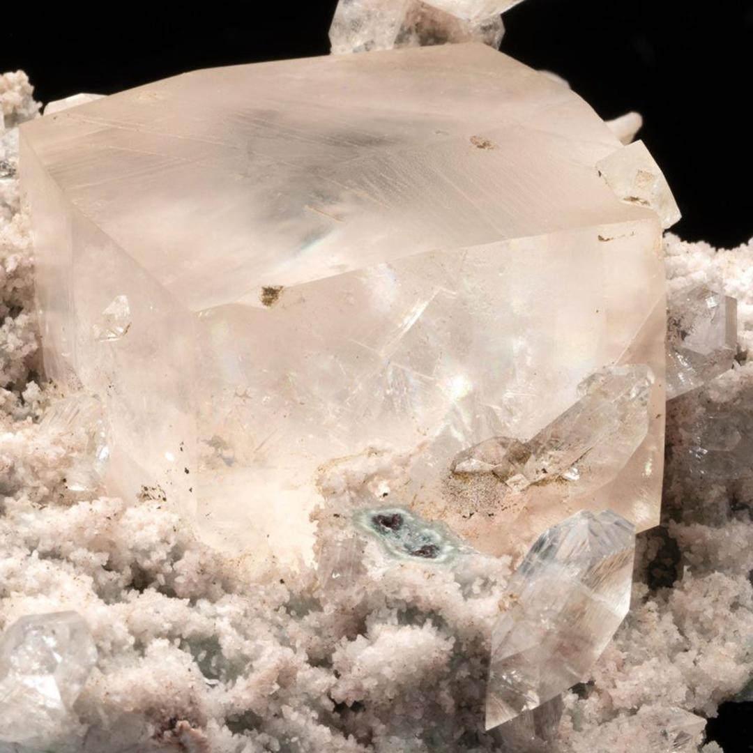 Apophyllite et cravate verte avec calcite en vente 1