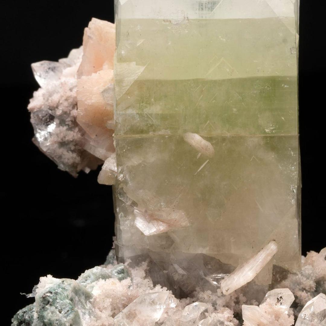 Apophyllite et cravate verte avec calcite en vente 2