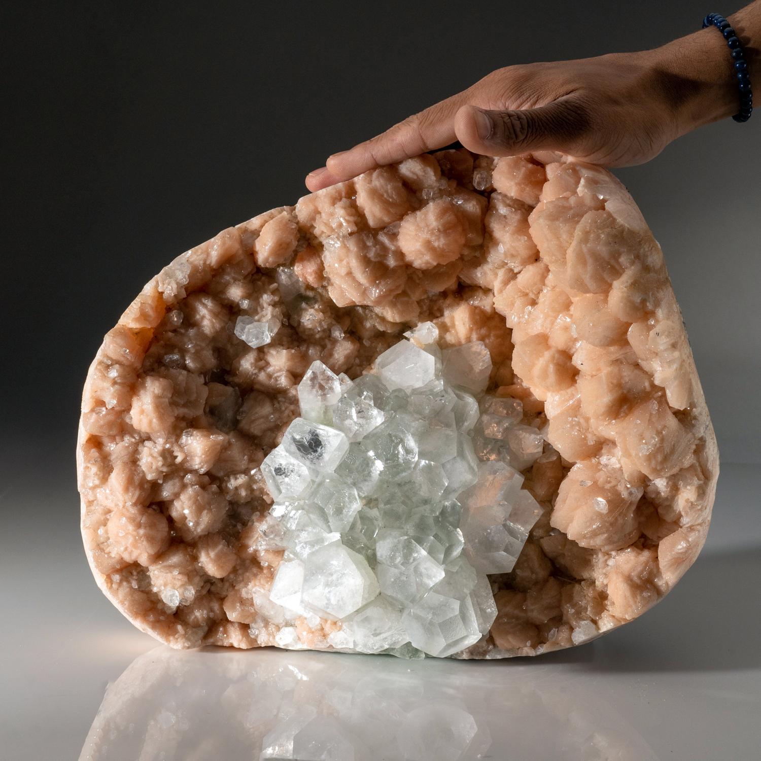 Green Apophyllite on Pink Stilbite from Jalgoan, Maharashtra, India In New Condition For Sale In New York, NY