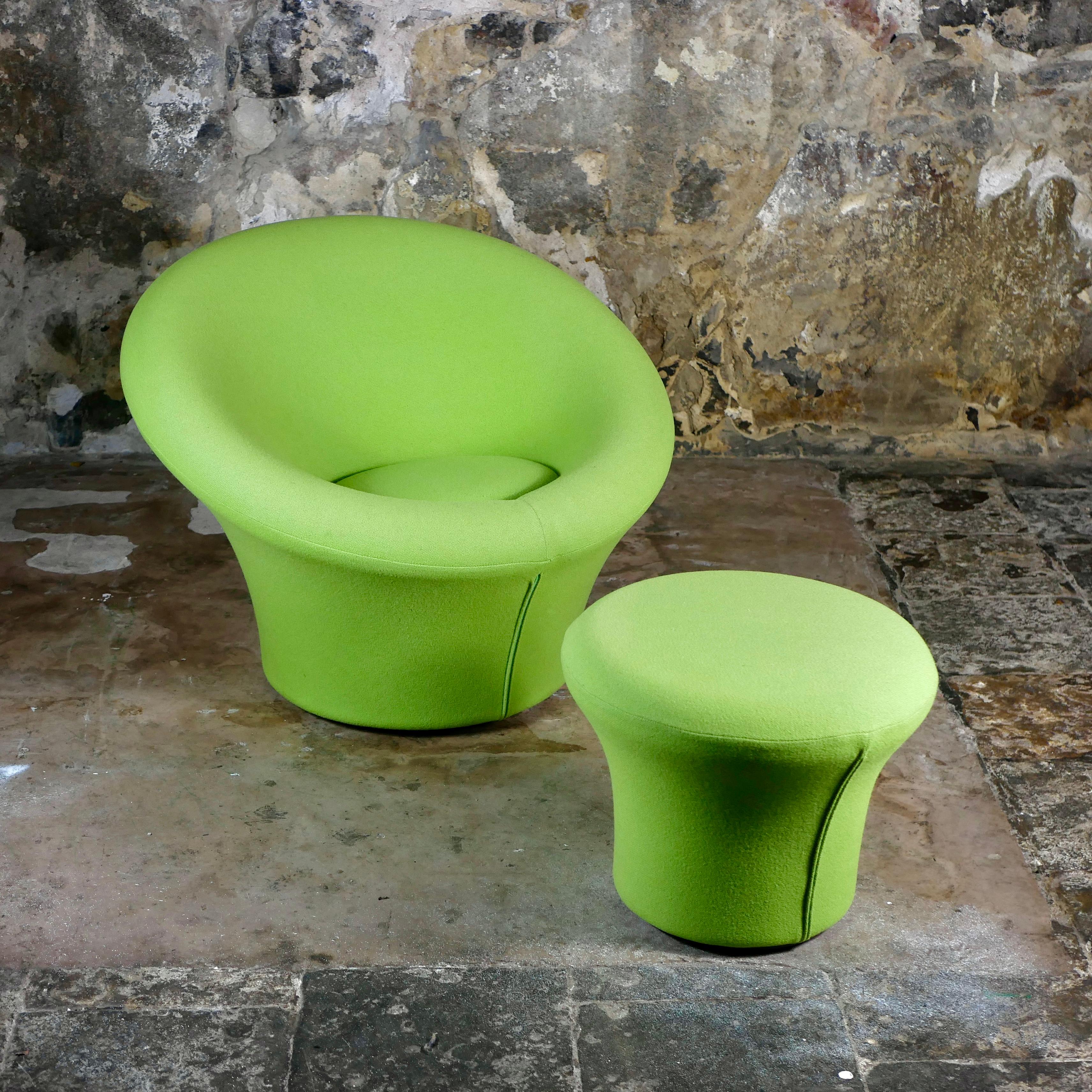 Sillón y otomana en forma de seta de manzana verde, un diseño icónico de los años 60 de Pierre Paulin.
Edición Artifort, de los años 90.
Tejido original Kvadrat.
Excelente estado, como nuevo, excepto un pequeño arañazo apenas visible en la parte