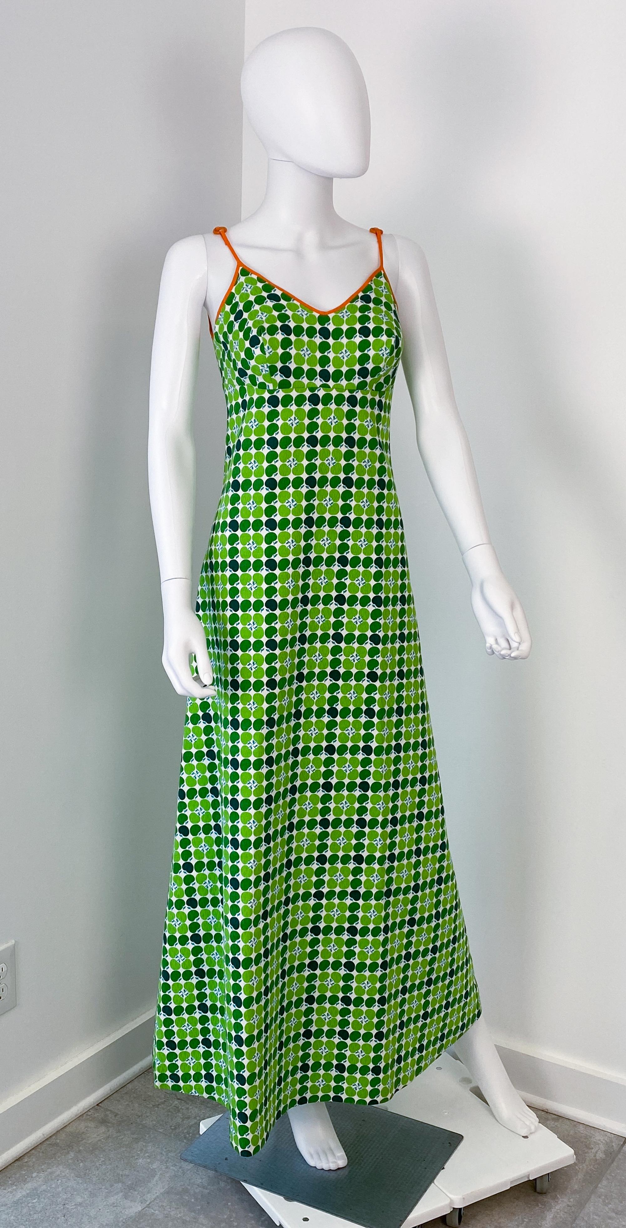 Maxi abito vintage anni '70 in cotone damascato con stampa di mele
Entra nell'estate con questo radioso maxi abito vintage anni '70, una vera celebrazione dell'eleganza senza sforzo e del fascino giocoso. Sapientemente realizzato in morbido cotone