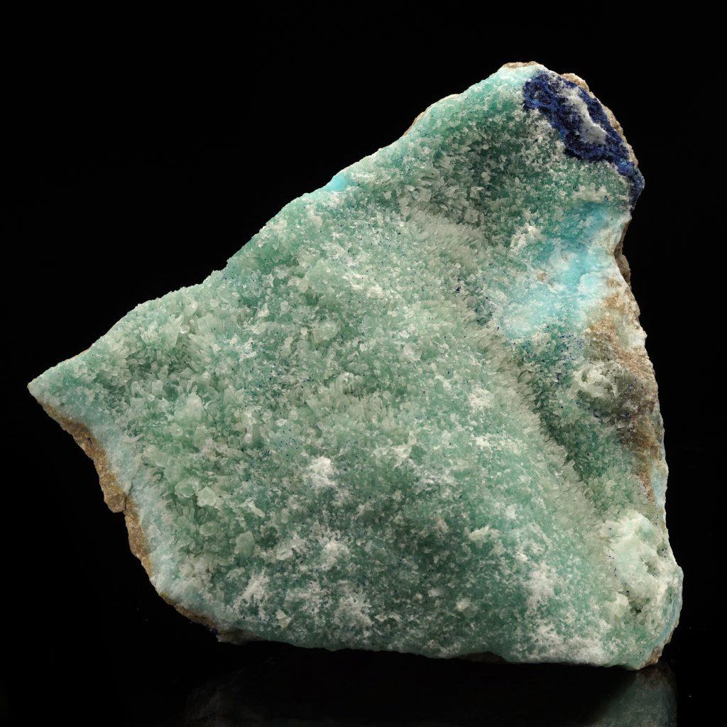 Questo grande esemplare di colore verde acqua è un reperto speciale perfetto per gli appassionati di minerali più esigenti. Il verde è un colore molto ricercato dell'aragonite insieme al blu cristallizzato ed è insolito trovare pezzi di questo