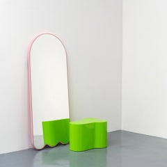 Espejo arqueado moderno «Green Archvyli A3» de diseño orgánico con borde ondulado, de oitoproducts