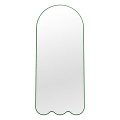 Espejo arqueado moderno «Green Archvyli A3» de diseño orgánico con borde ondulado, de oitoproducts