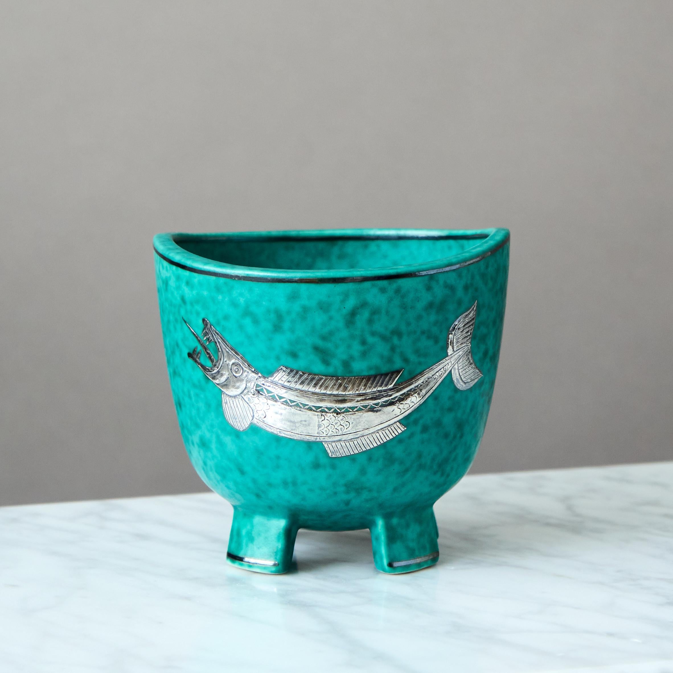 A beautiful and rare Art Deco / Swedish Grace stoneware bowl with amazing green glaze and hand-painted sterling silver decor, hence the name 'Argenta'.
Made by Wilhelm Kåge at Gustavsberg in Sweden, 1930s. 

Great condition. 
Marked 'ARGENTA',
