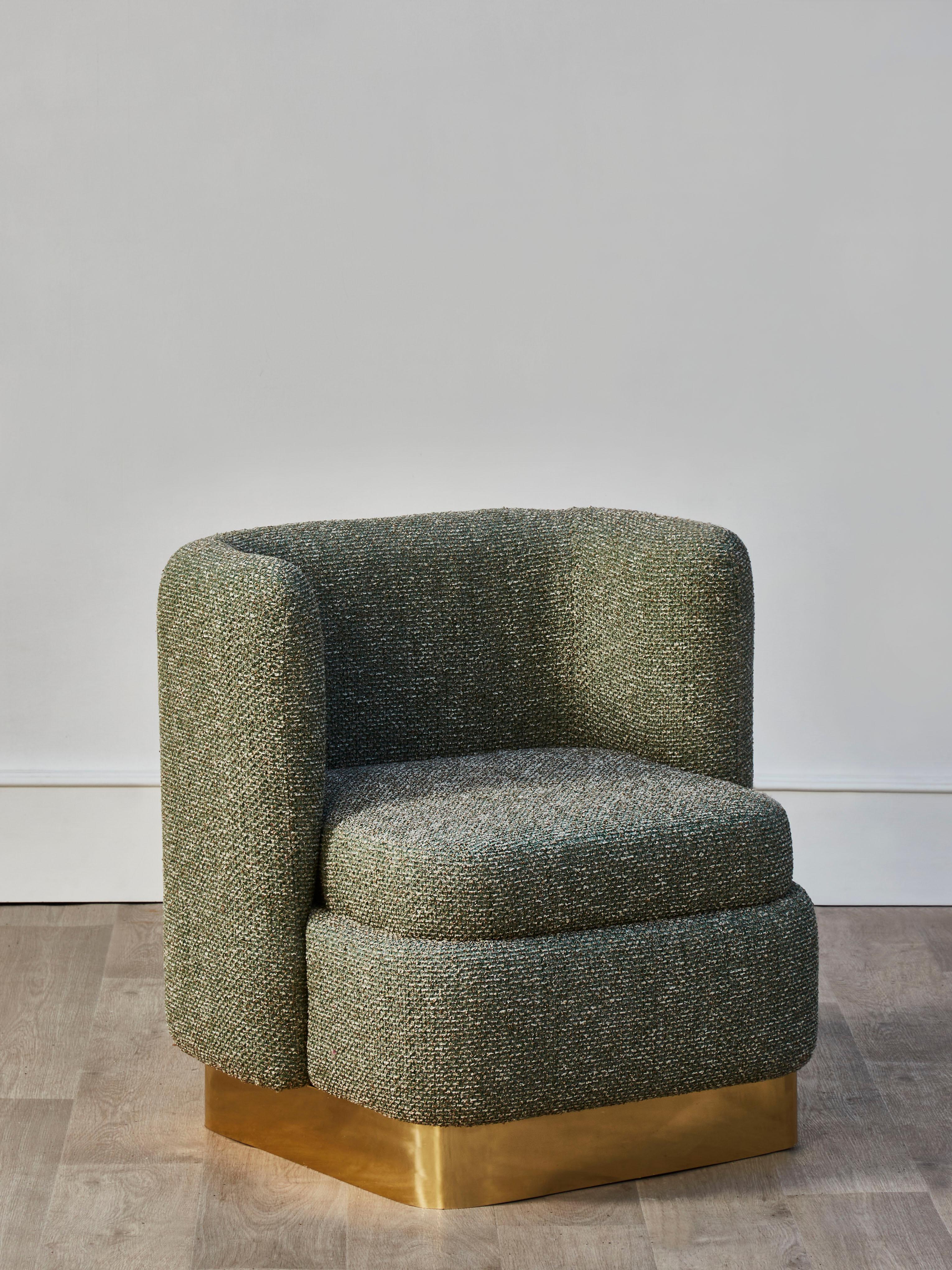 Schönes Sesselpaar mit Messinggestell, bezogen mit einem hochwertigen Stoff von Pierre Frey.
Gestaltung durch Studio Glustin.