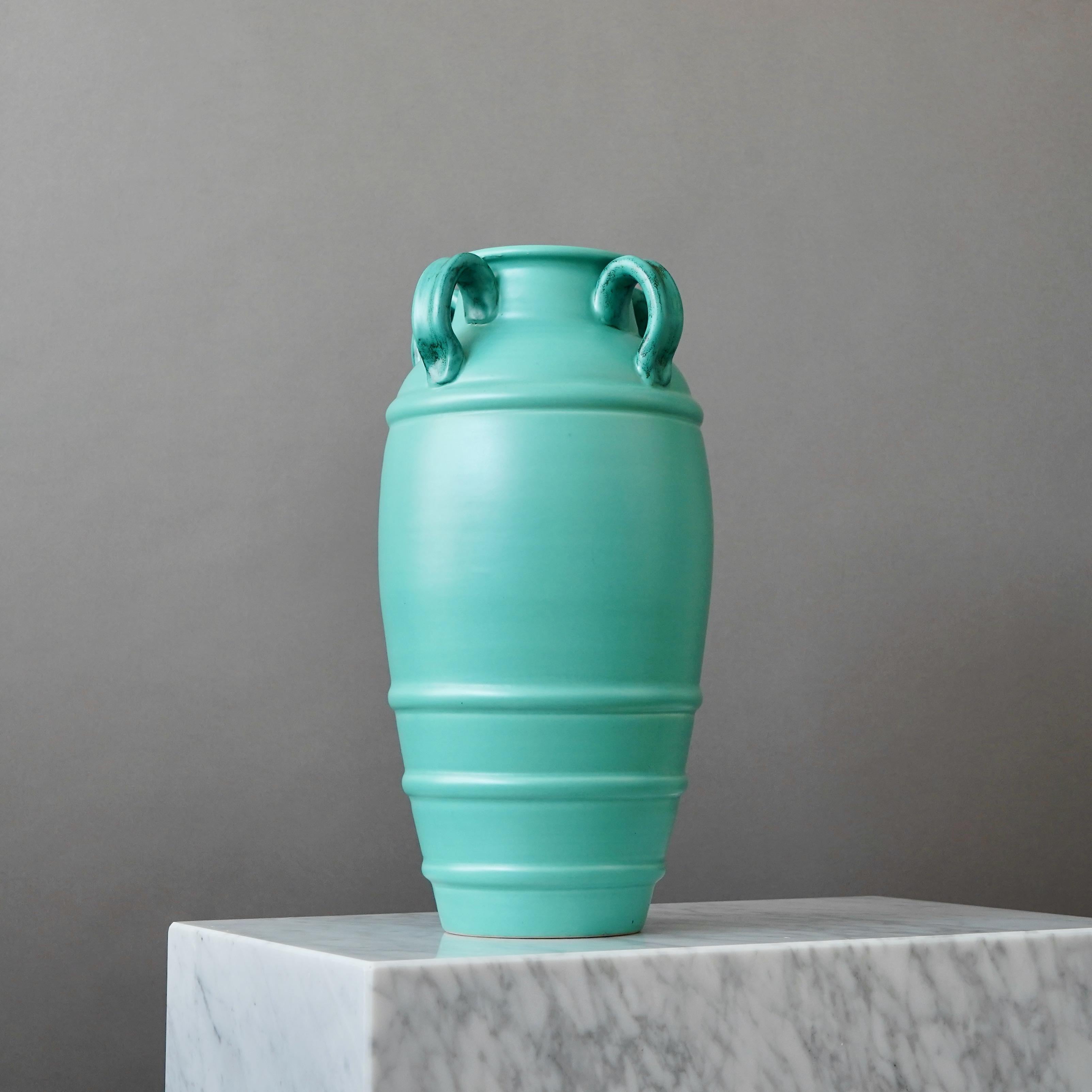 Un grand vase de sol The Modern Scandinavian avec une glaçure étonnante. 
Conçu par Ewald Dahlskog pour Bo Fajans, Suède, années 1930.

Excellent état. 
Marques de fabricants sur la base du vase. 

Ewald Dahlskog (1894-1950) était un designer