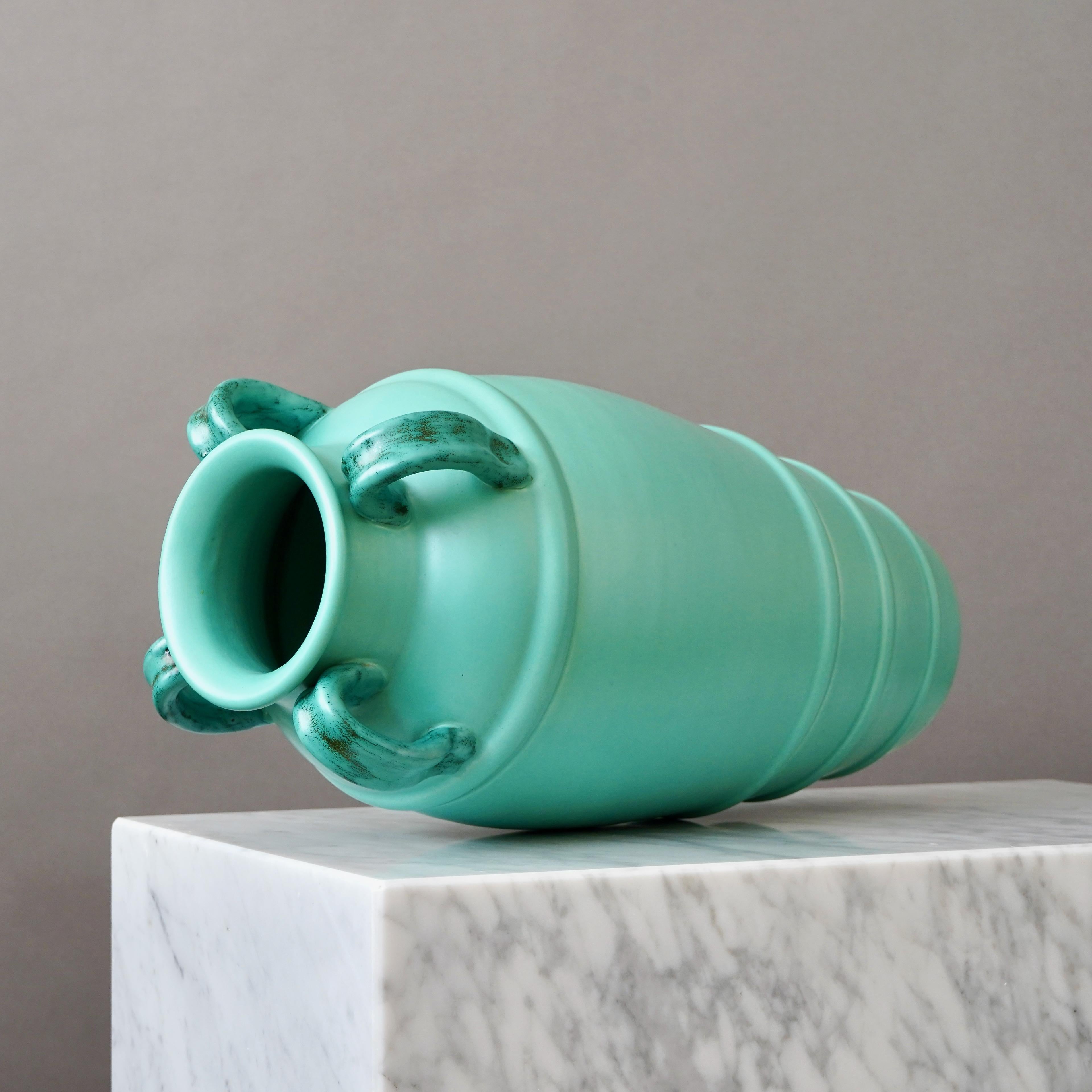 Scandinave moderne Vase de sol Art Déco vert par Ewald Dahlskog, Bo Fajans, Suède, années 1930 en vente